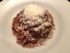 Spaghetti und Salbei-Tomaten-Sauce