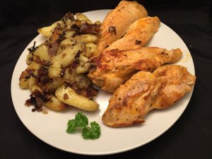 ﻿Hähnchenbrustfilets und Kartoffelspalten