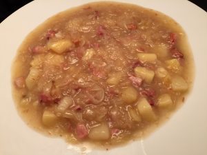 Sauerkraut, Kartoffeln, Kasseler und Bauchspeck