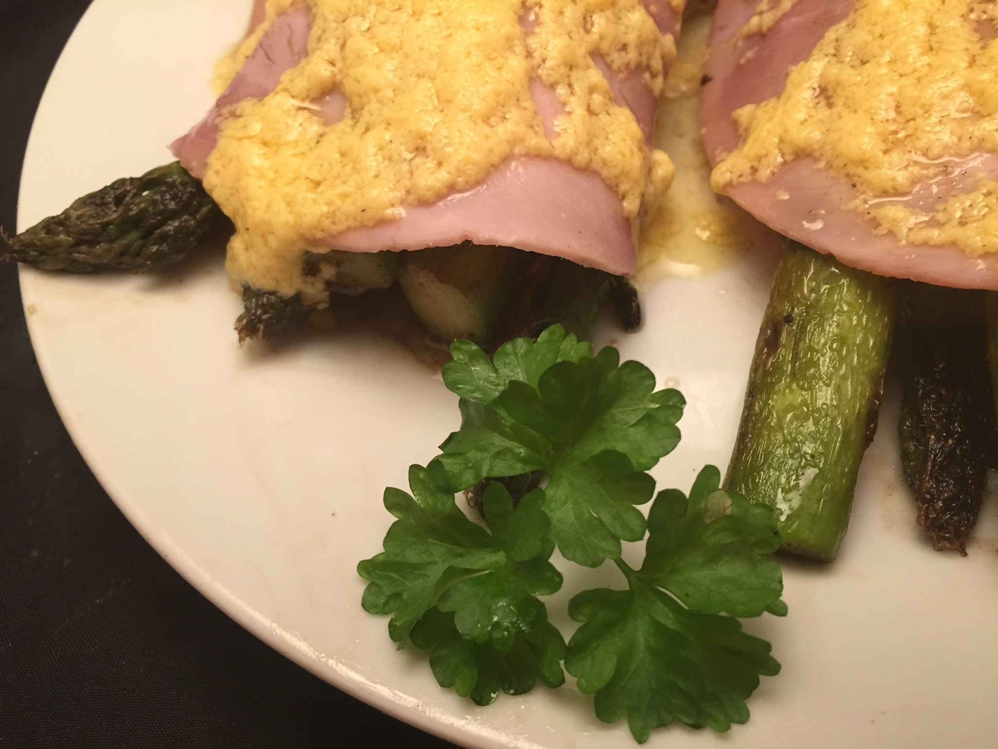 Grüner Spargel und gekochter Schinken mit Sauce Hollandaise