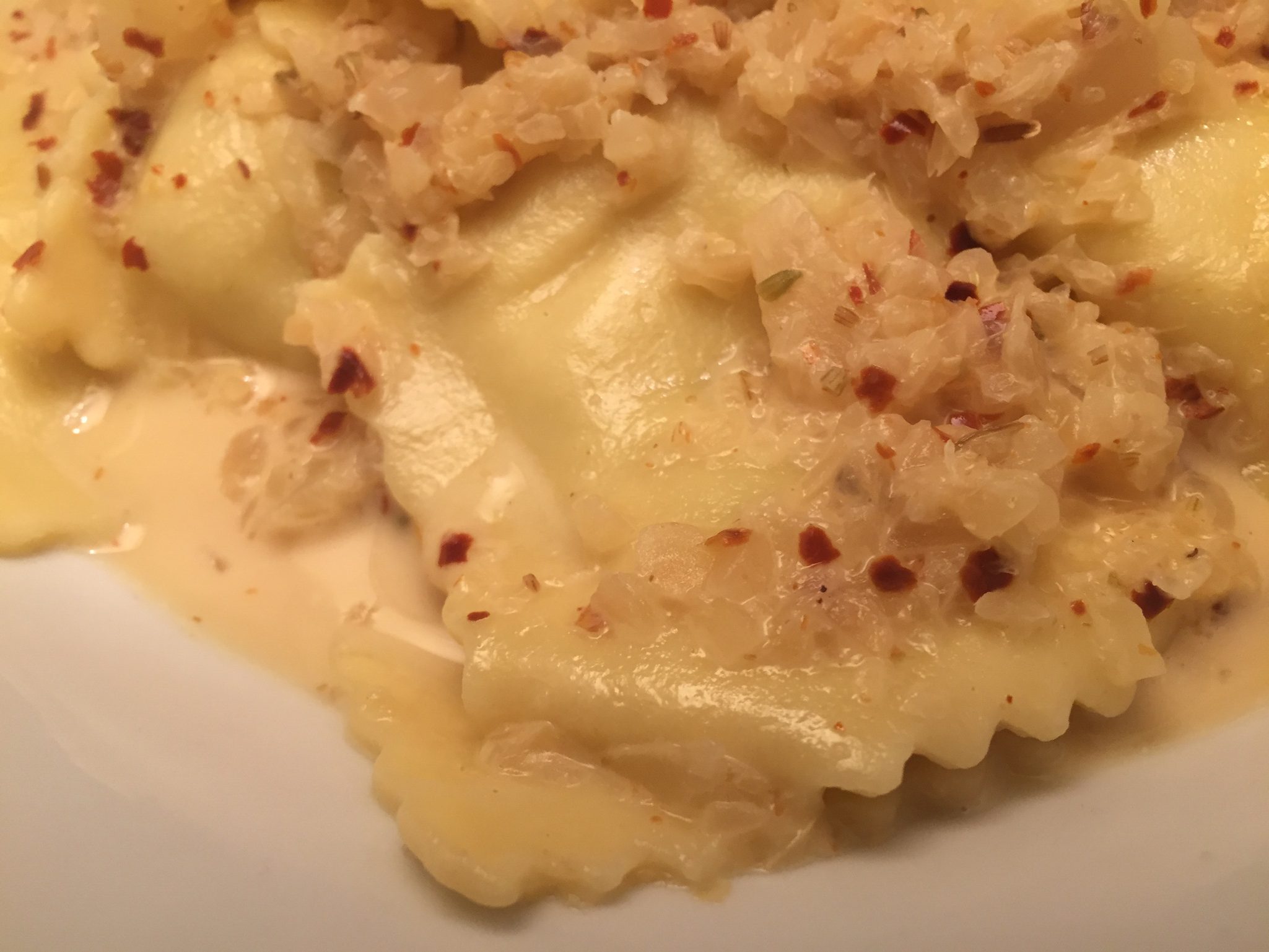 Maultaschen mit Ananas-Chili-Fenchel-Sauce