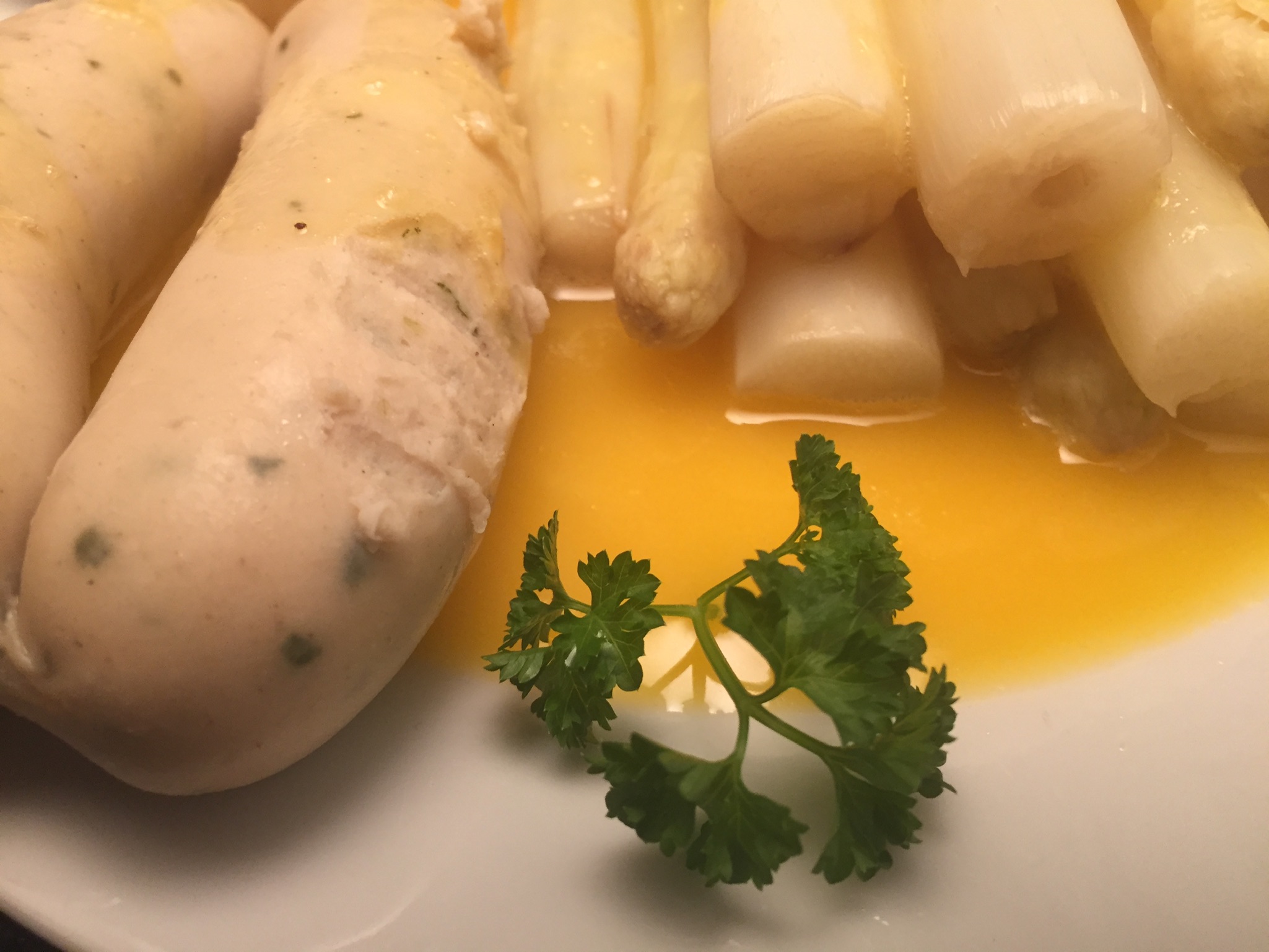 Weißwürste, Spargel und Sauce Hollandaise