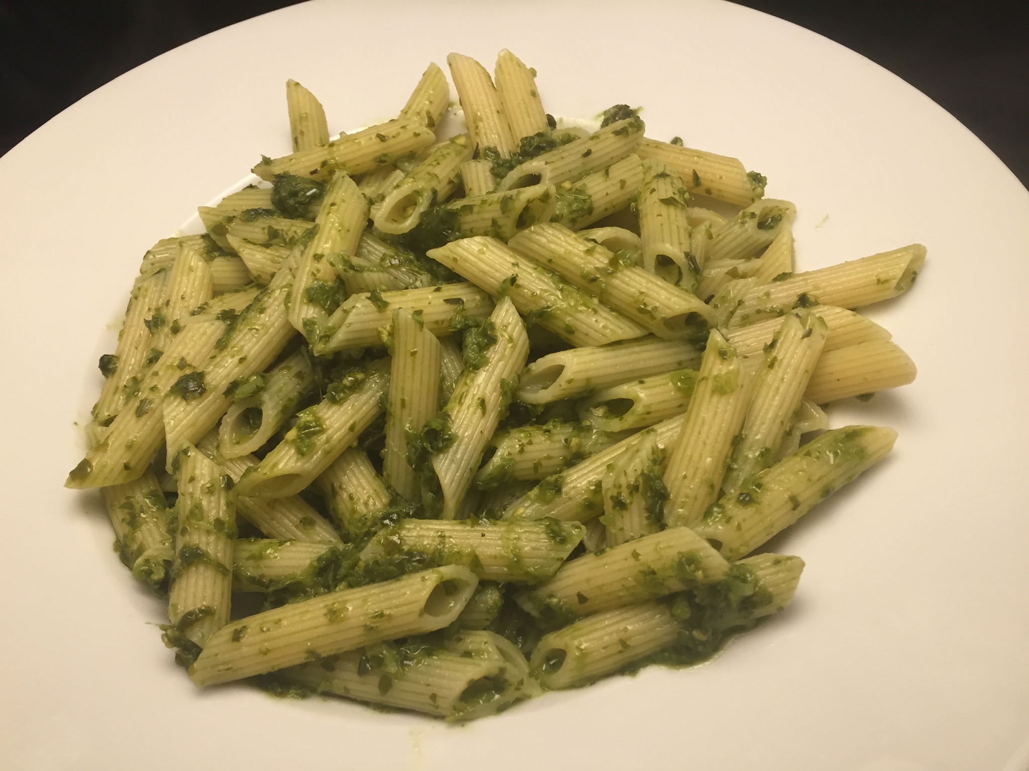 Penne Rigate mit Basilikum-Pesto - Nudelheissundhos