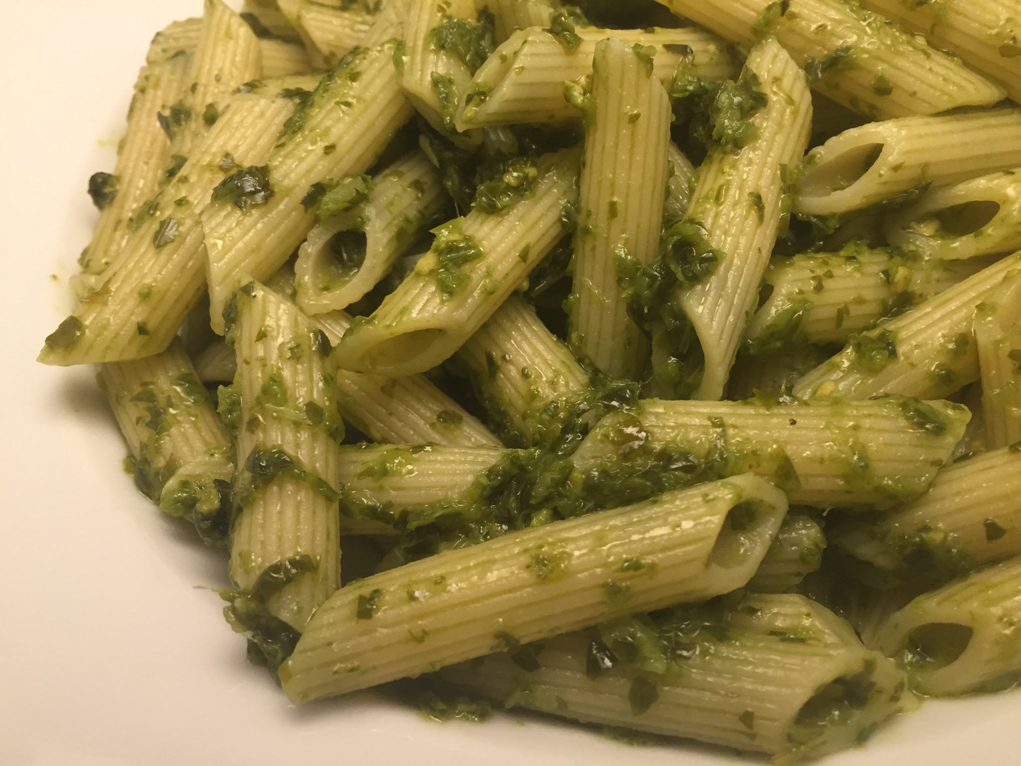 Penne Rigate mit Basilikum-Pesto