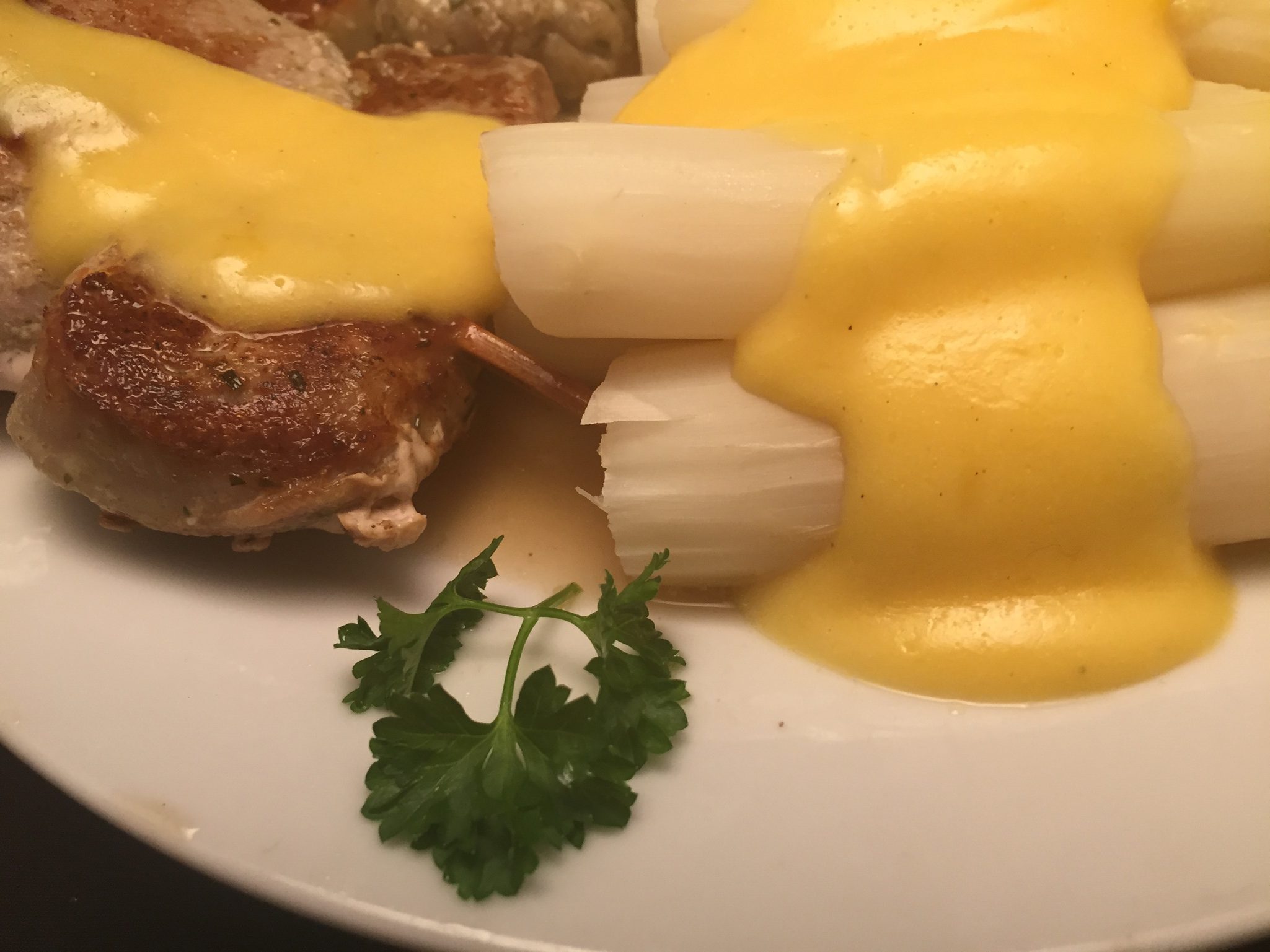 Filet-Spieße, Spargel und Sauce Hollandaise