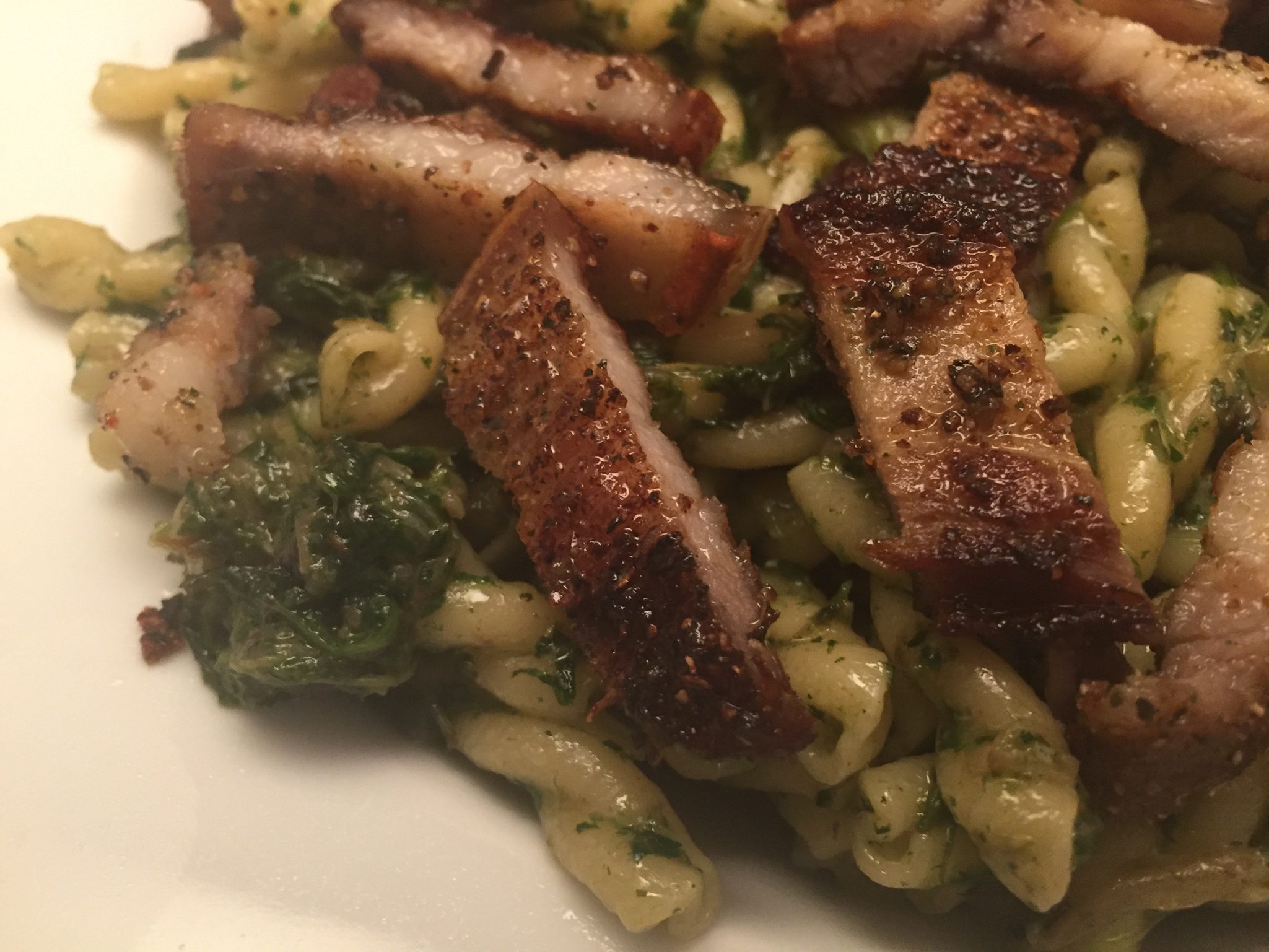 Spiralnudeln, Salat-Pesto und Schweinebauch