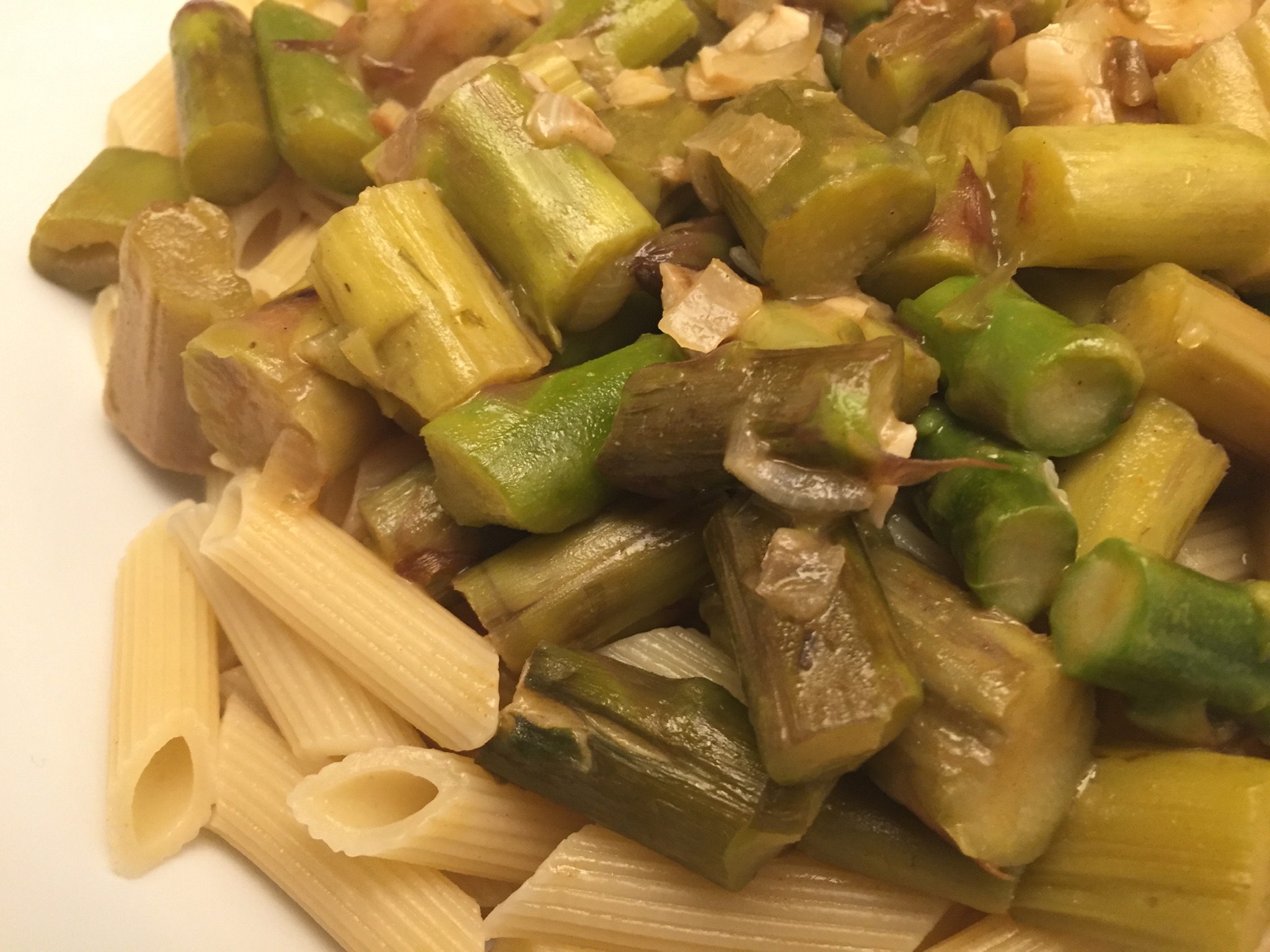 Spargel-Ragout und Penne Rigate