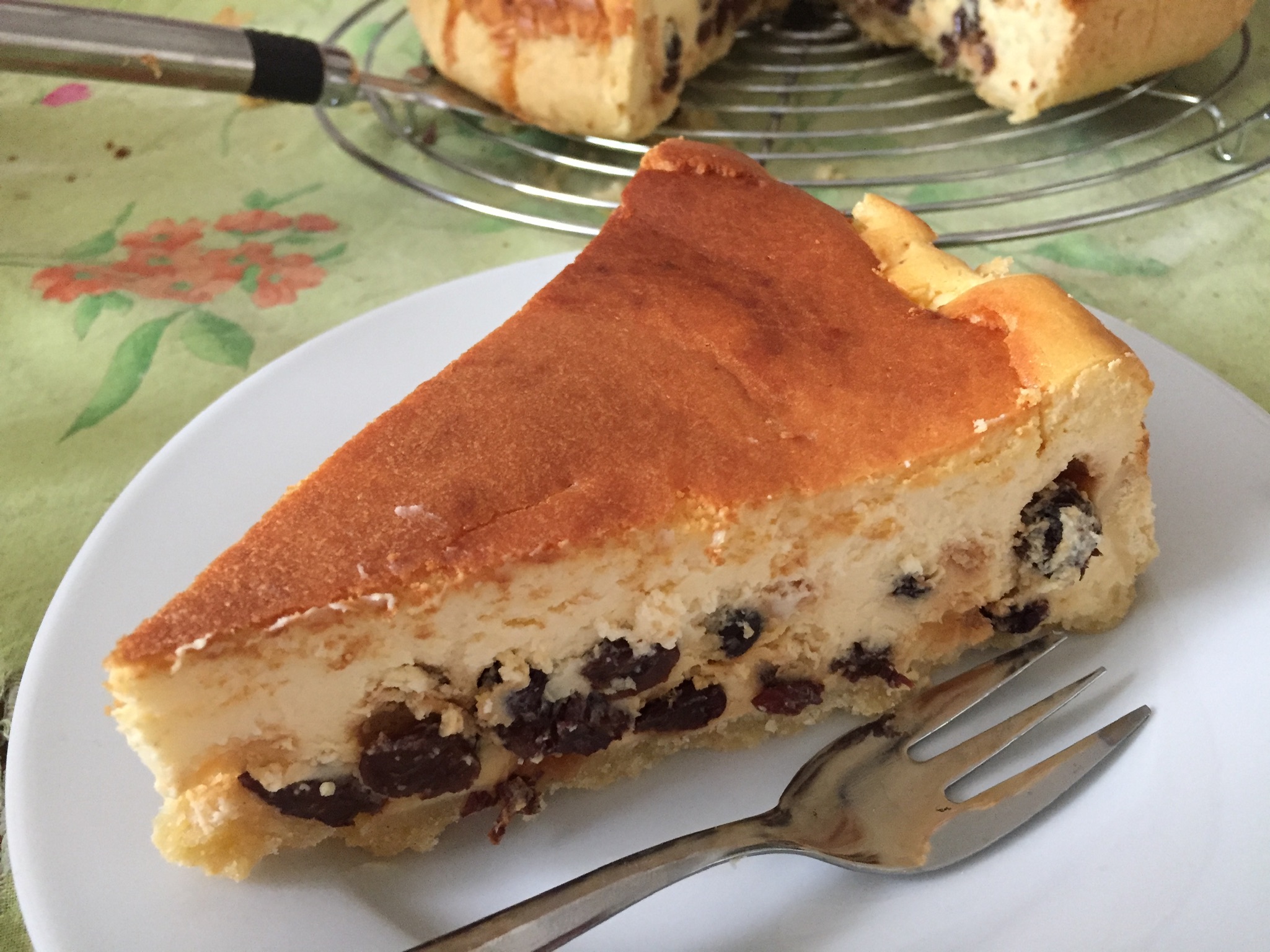 Käsekuchen mit Cognac-Rosinen - Nudelheissundhos