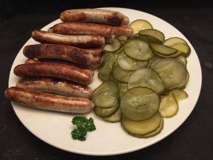 Nürnberger Rostbratwürste und Gurken-Salat