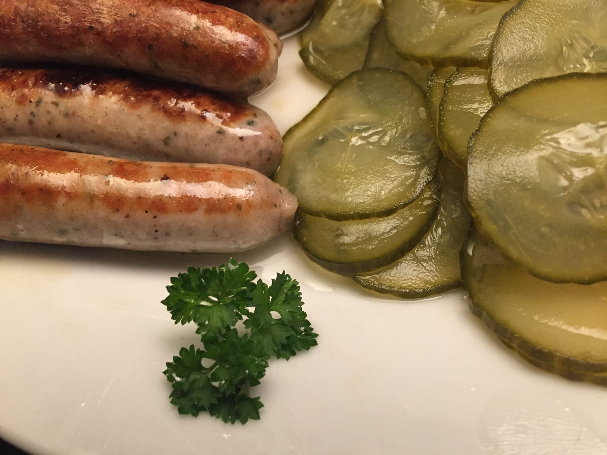 Nürnberger Rostbratwürste und Gurken-Salat