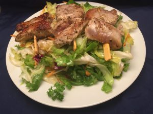 Filet-Spieße auf gemischtem Salat-Bett