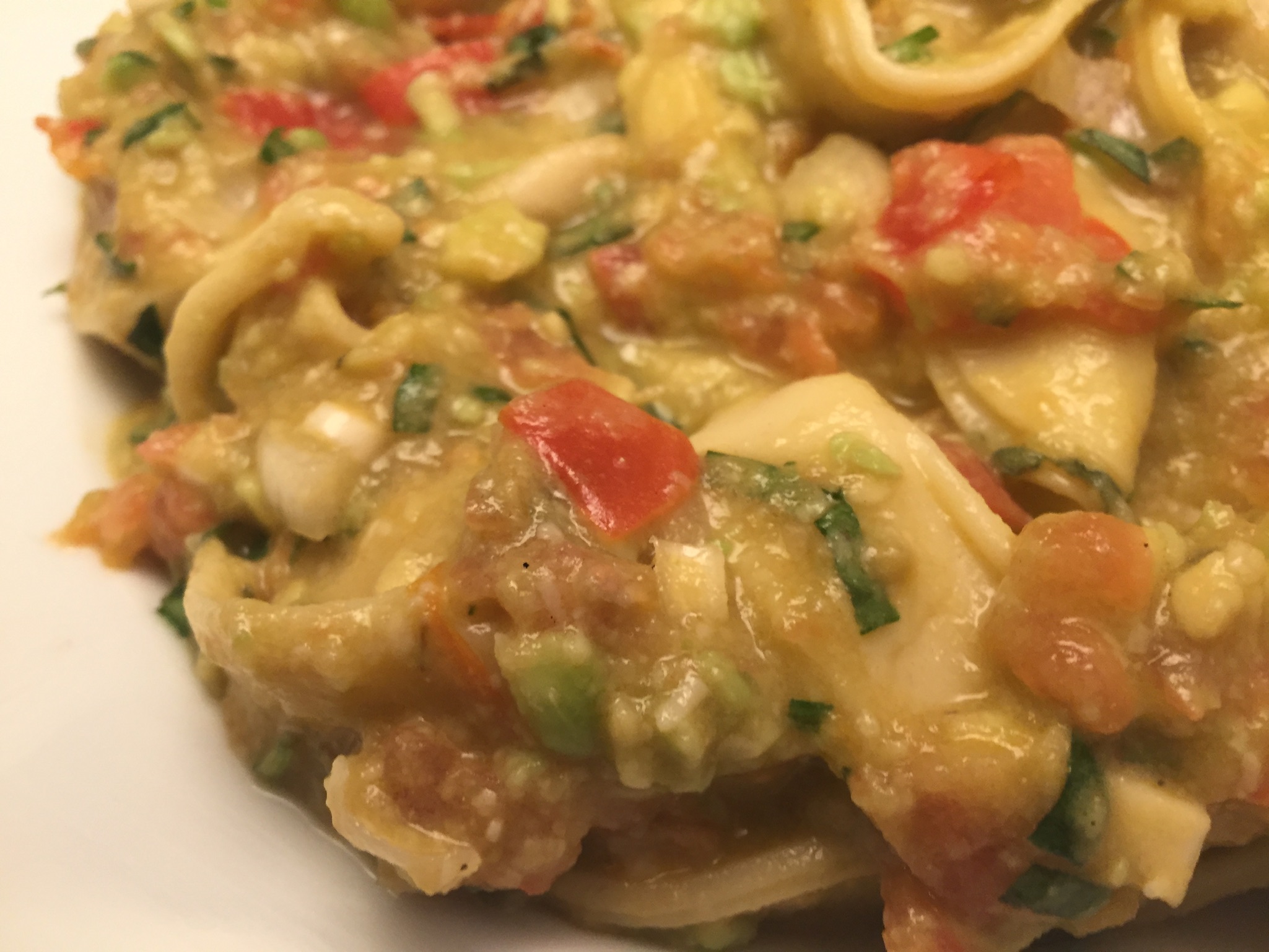 Tortellini mit Avocado-Tomate-Estragon-Pesto