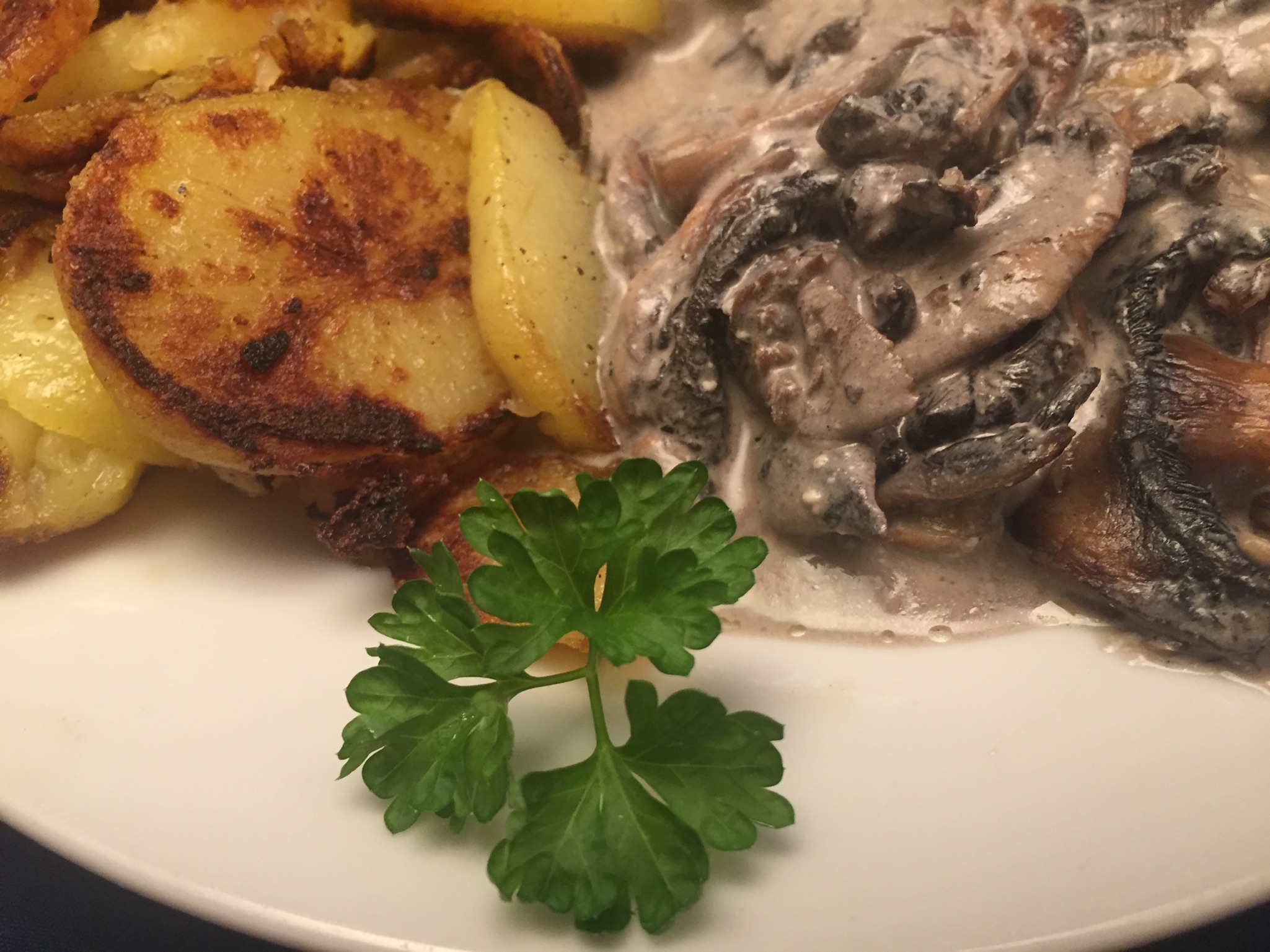 Champignons und Bratkartoffeln