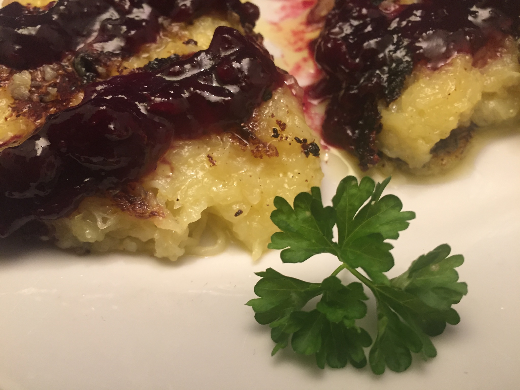 Rösti mit Kirsch-Heidelbeer-Marmelade