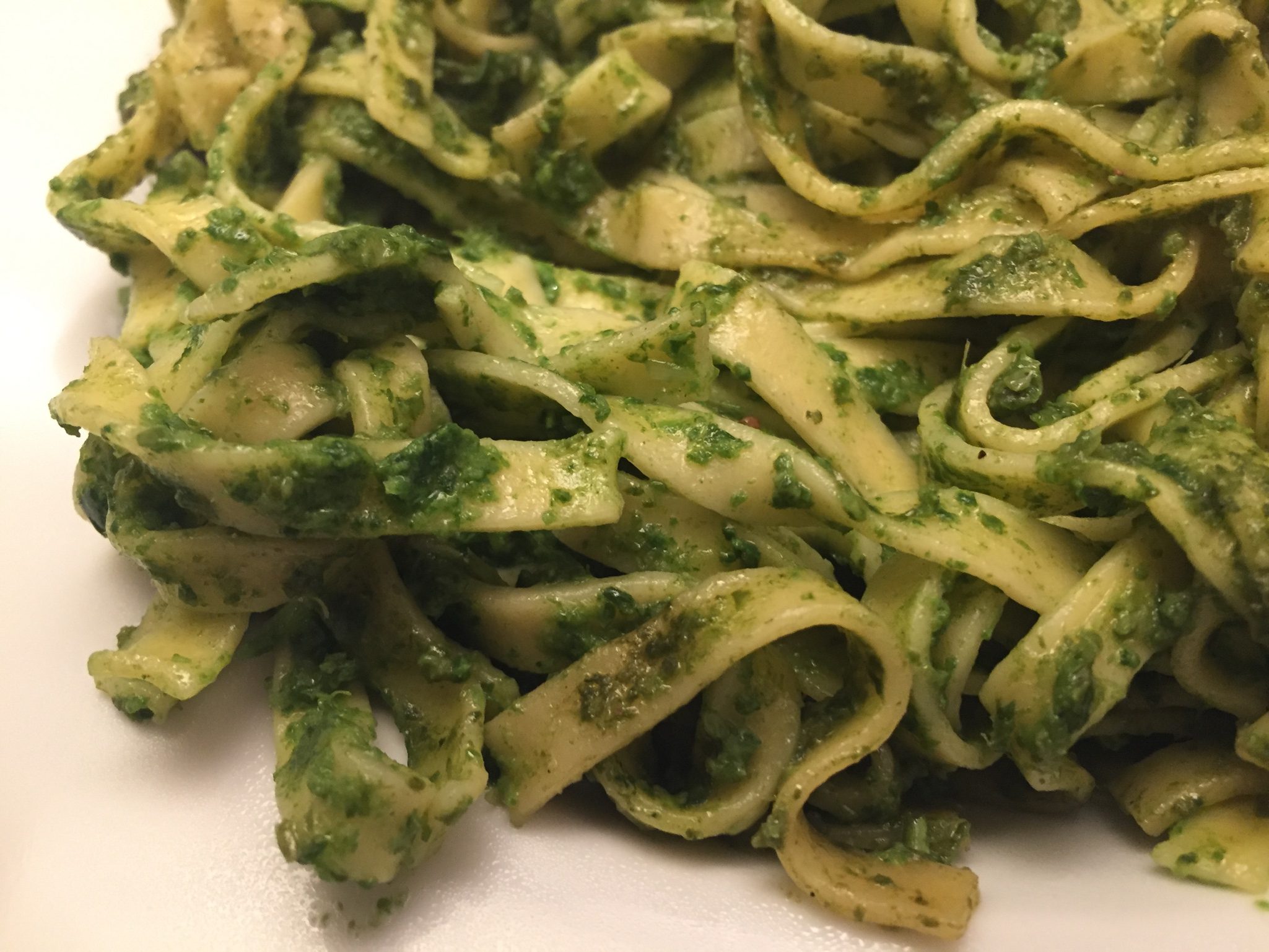 Schmale Bandnudeln mit Feldsalat-Pesto