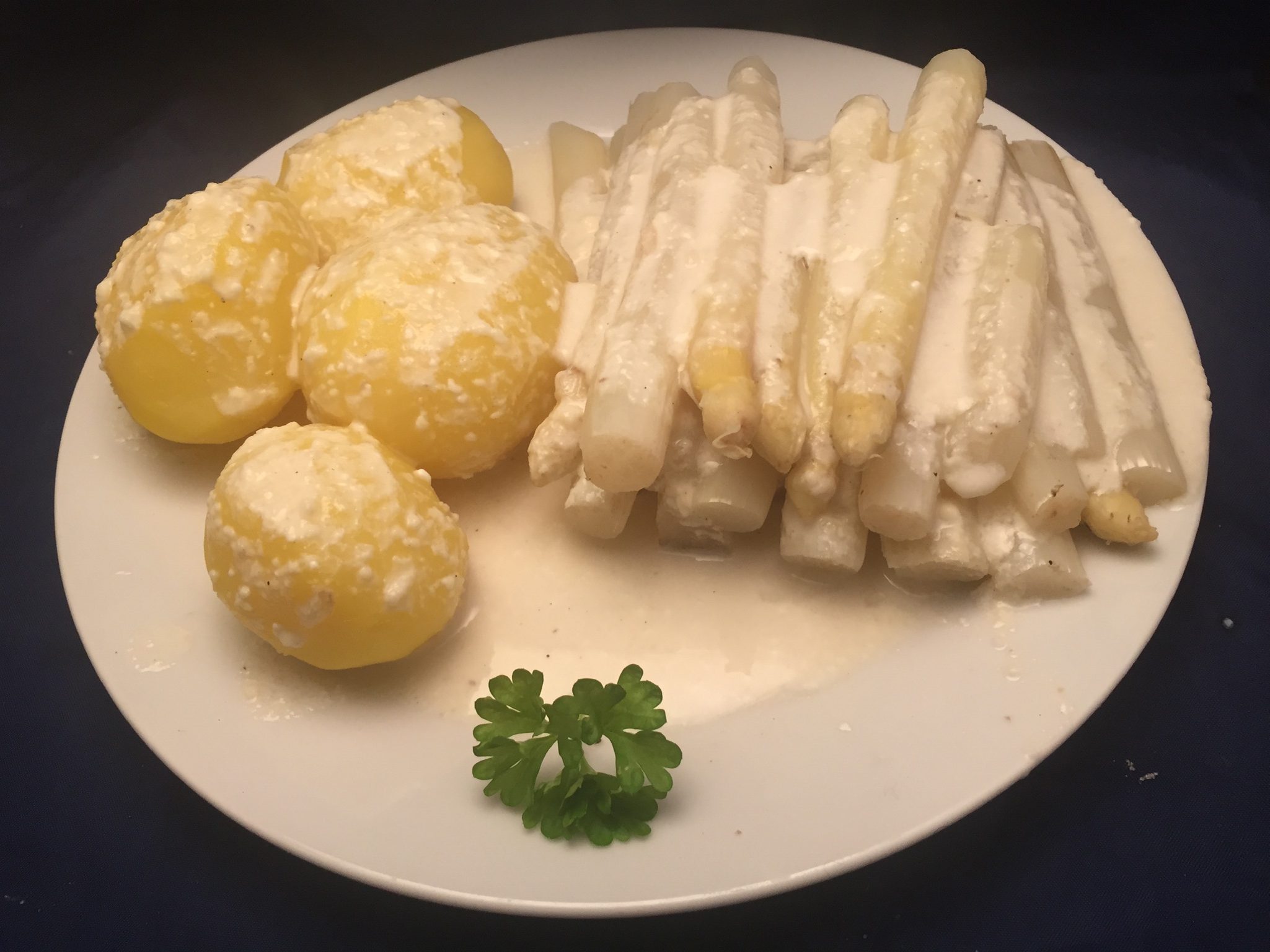 Spargel, Kartoffeln und Käse-Sahne-Sauce - Nudelheissundhos