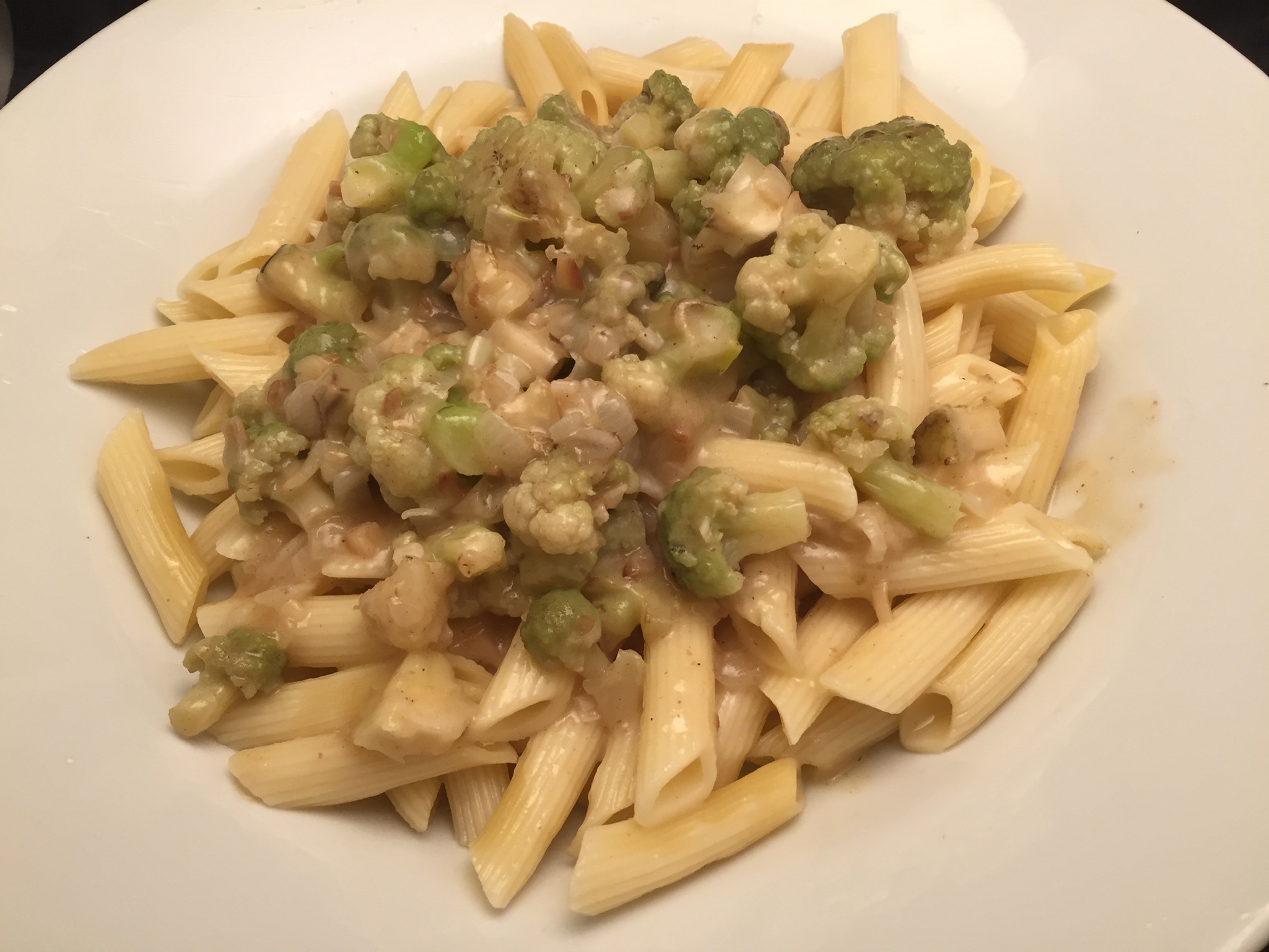 Romanesco-Ragout und Penne Rigate - Nudelheissundhos