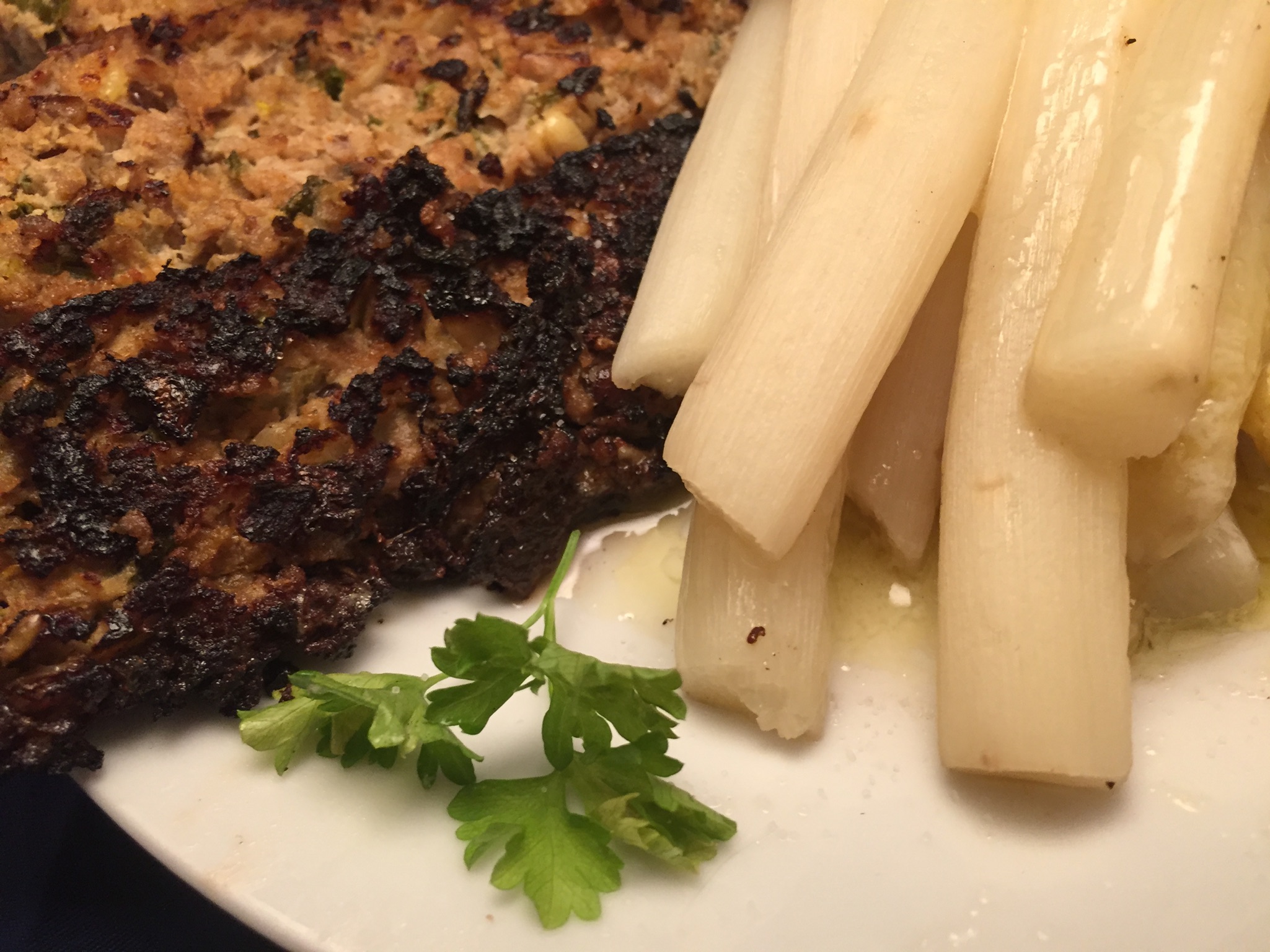 Hackbraten und Spargel