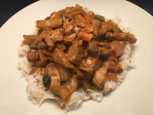 Schweinefleisch, Gemüse und Basmati-Reis in rotem Thai-Curry