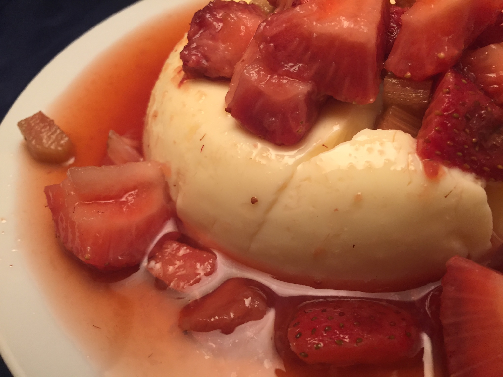 Vanille-Pudding mit Erdbeeren und Rhabarber in Cognac-Sauce