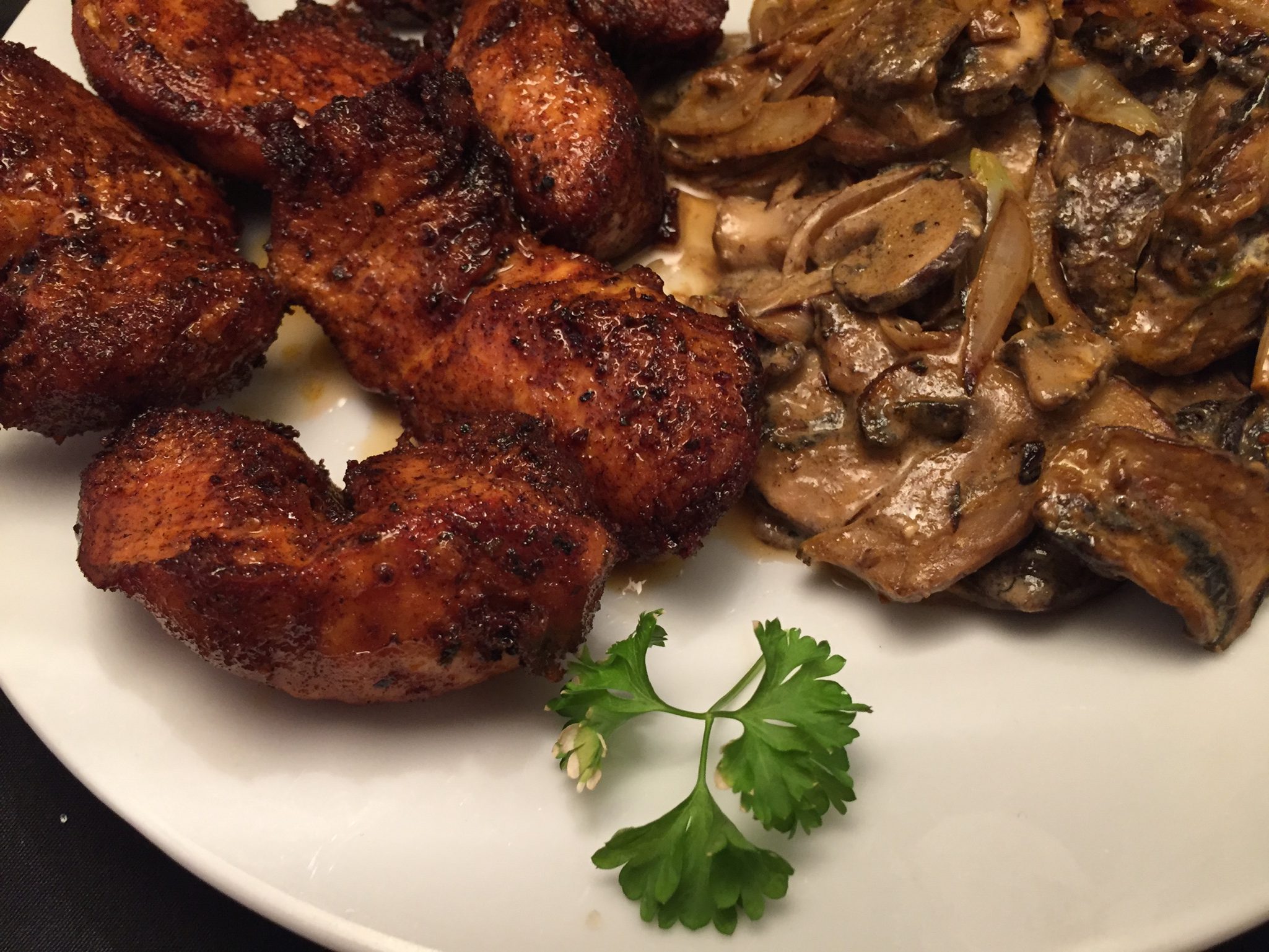 Frittiertes Hähnchenbrust-Filet und Champignons-Gemüse