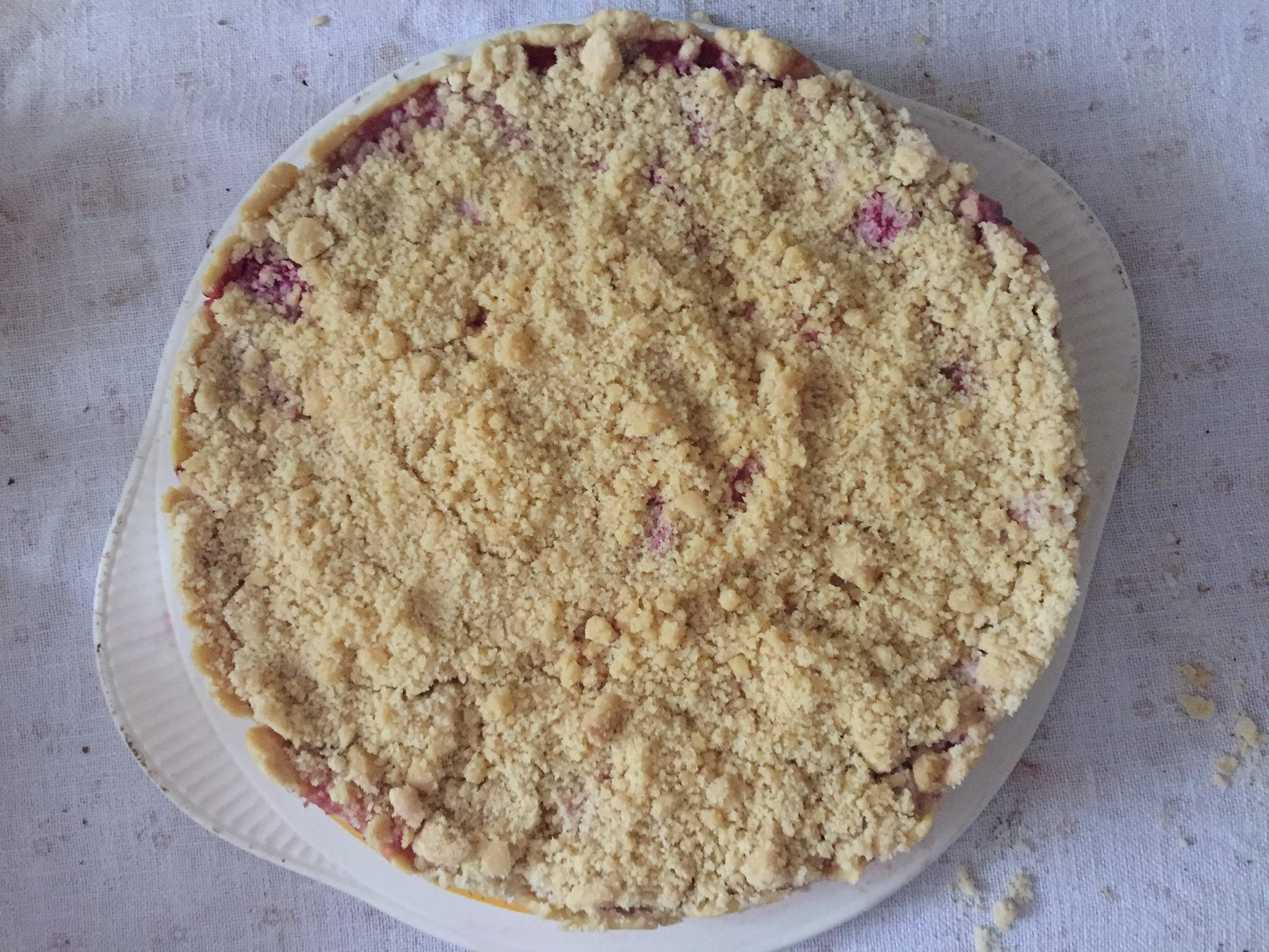 Gedeckter Himbeer-Wassermelone-Kuchen