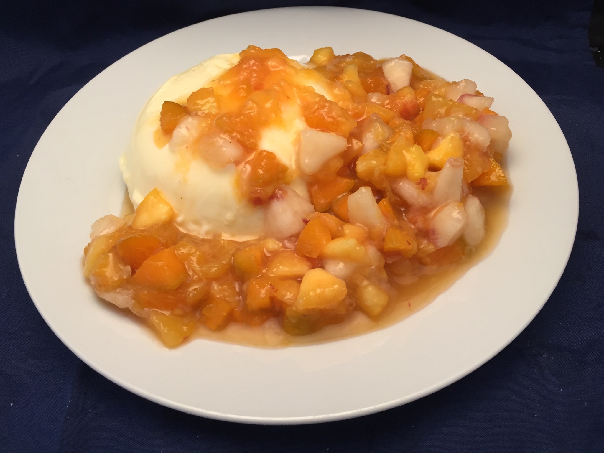 Vanille-Pudding mit Obst-Salat - Nudelheissundhos