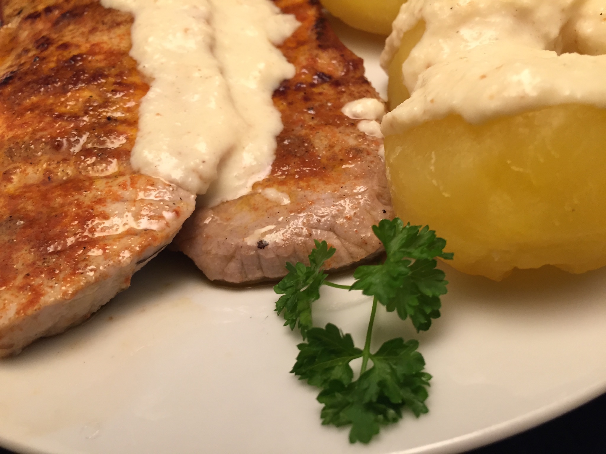 Schweineschnitzel, Salzkartoffeln und Meerrettich-Sauce