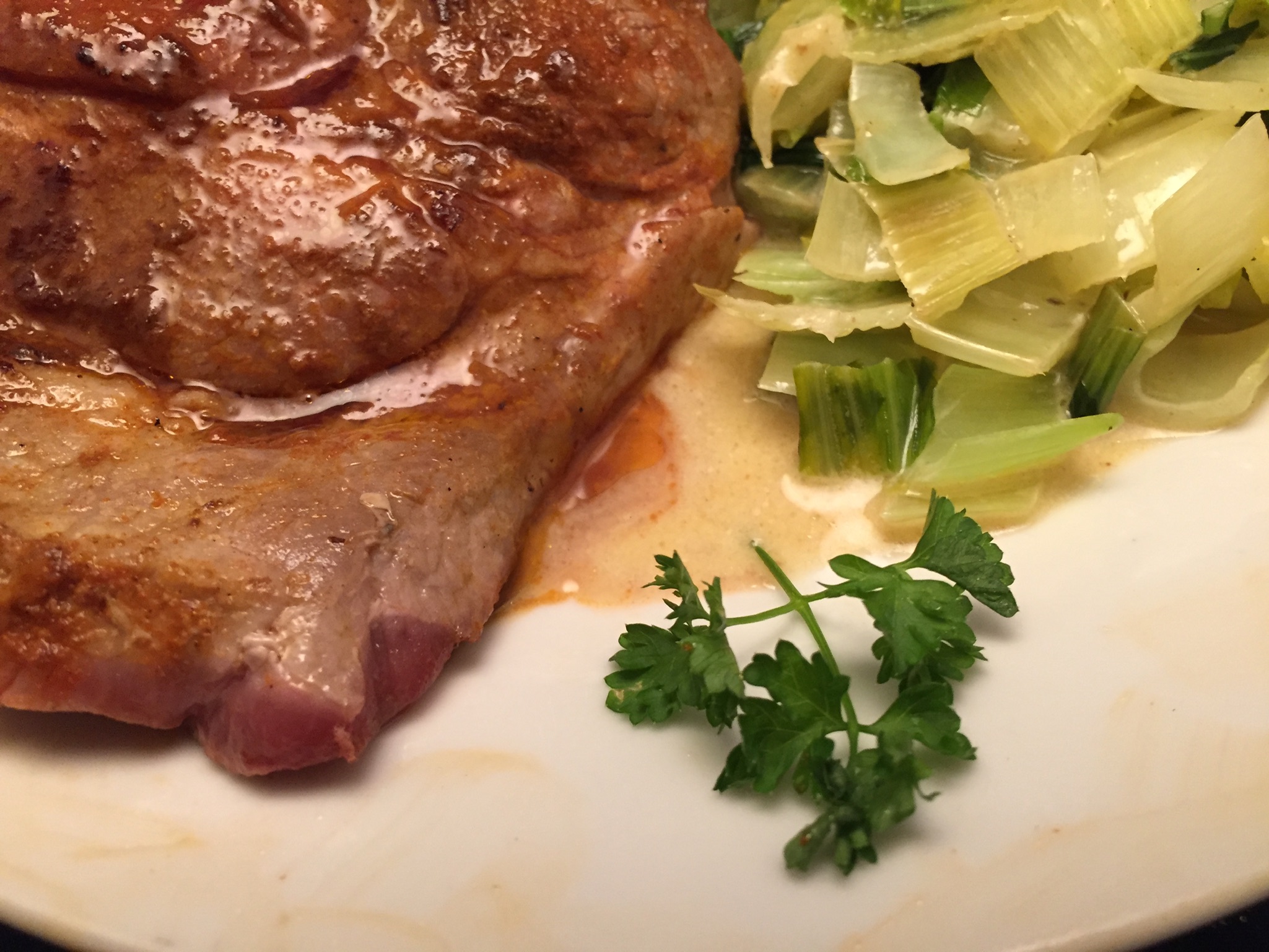 Schweine-Nackensteaks mit Pak-Choi-Gemüse