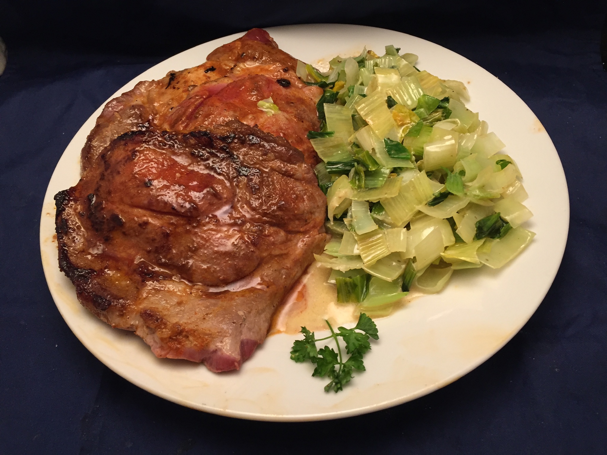 Schweine-Nackensteaks mit Pak-Choi-Gemüse - Nudelheissundhos