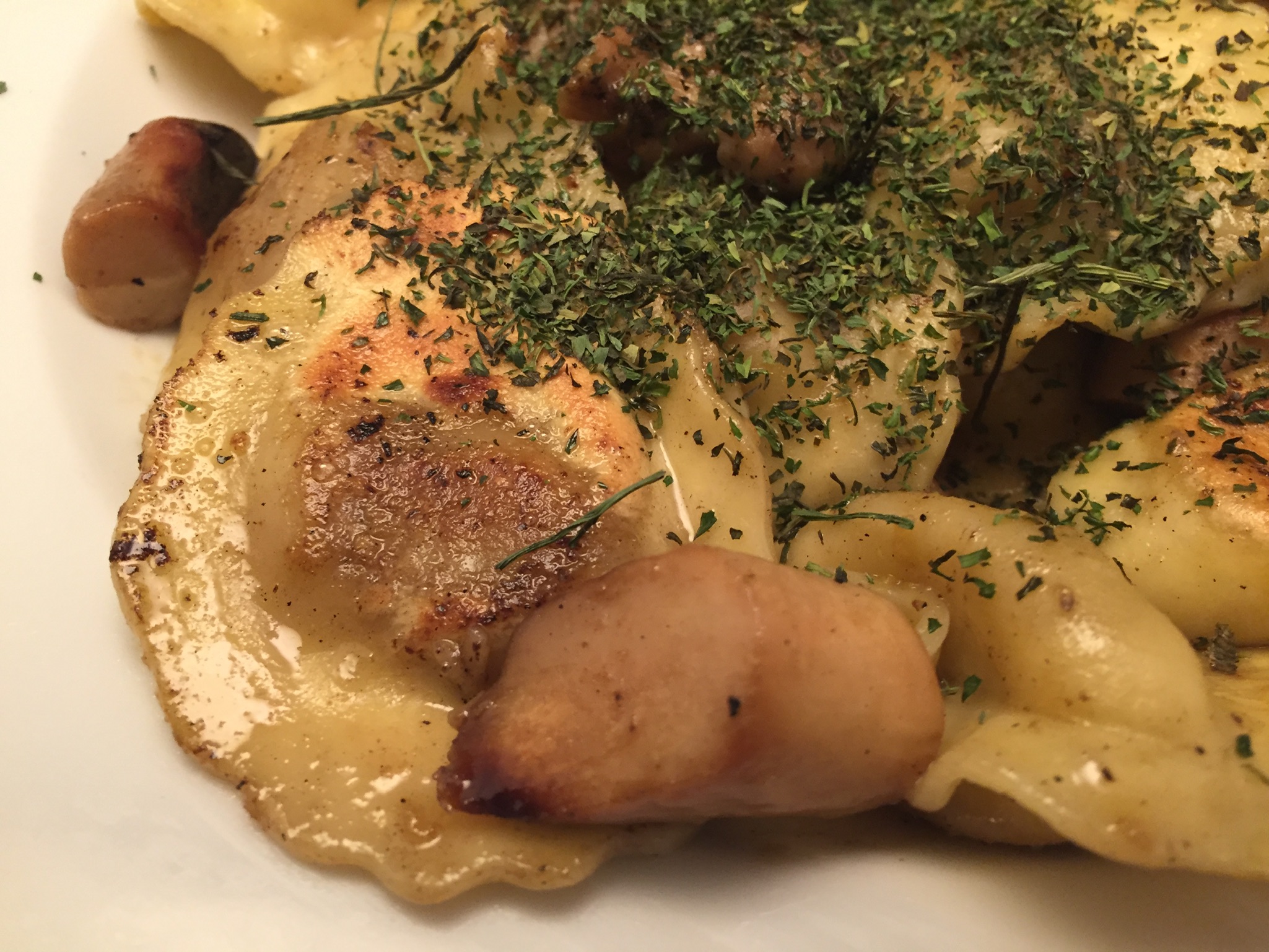 Frische, gefüllte Pasta mit Kräutersaitlingen