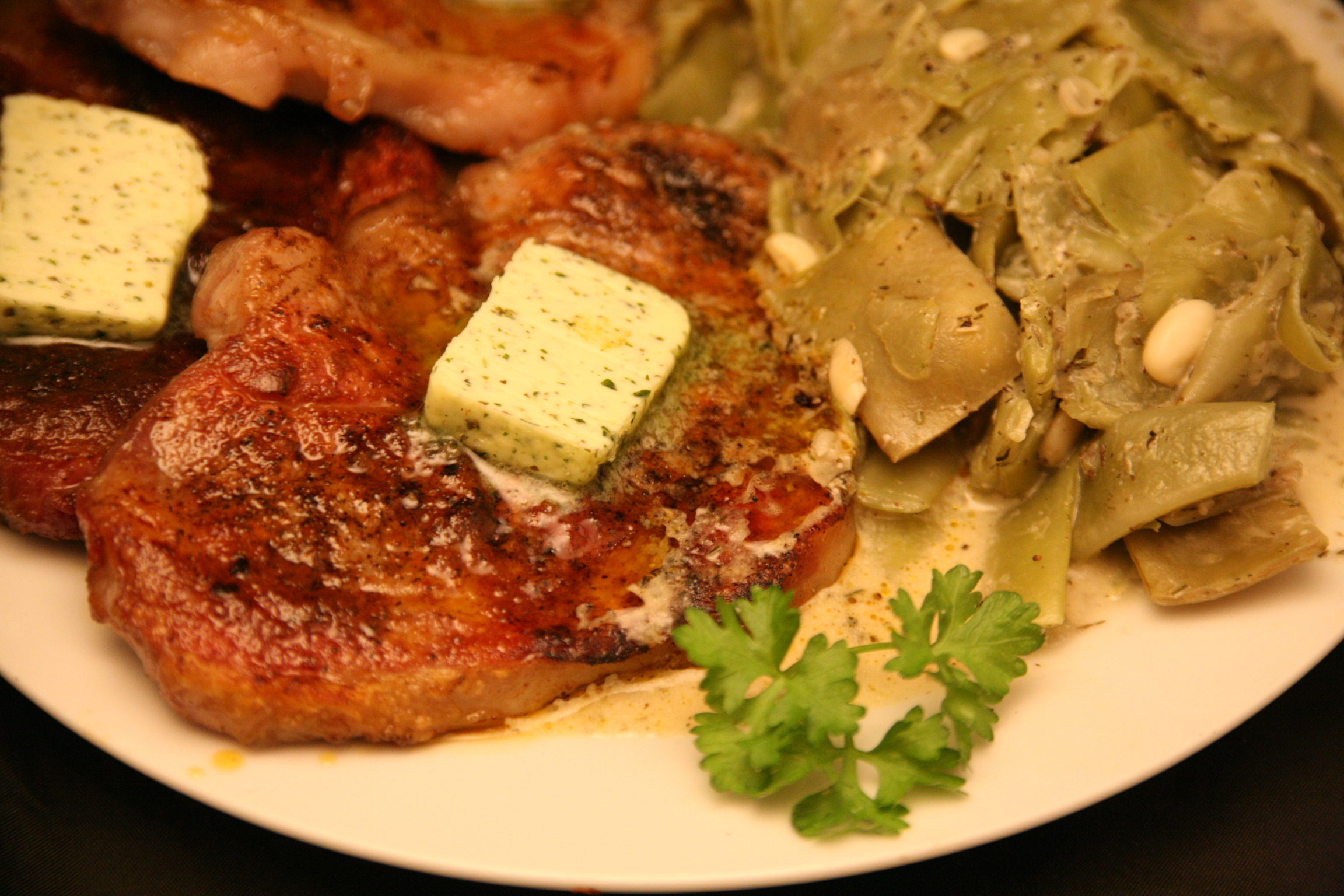 Schweine-Nackensteaks mit Bohnen - Nudelheissundhos