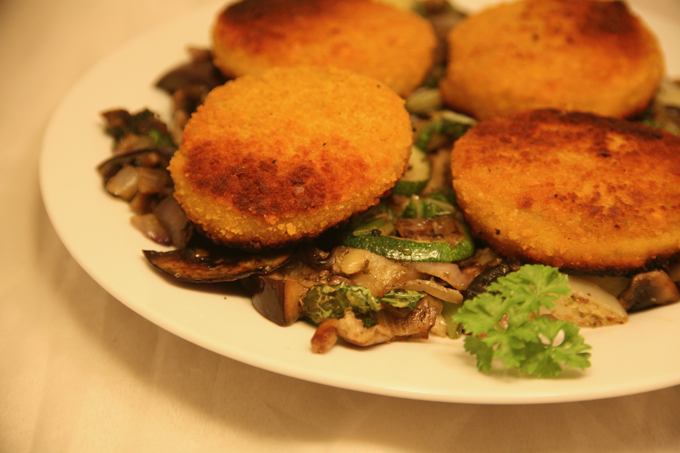 Fischburger auf mediterranem Gemüse-Bett