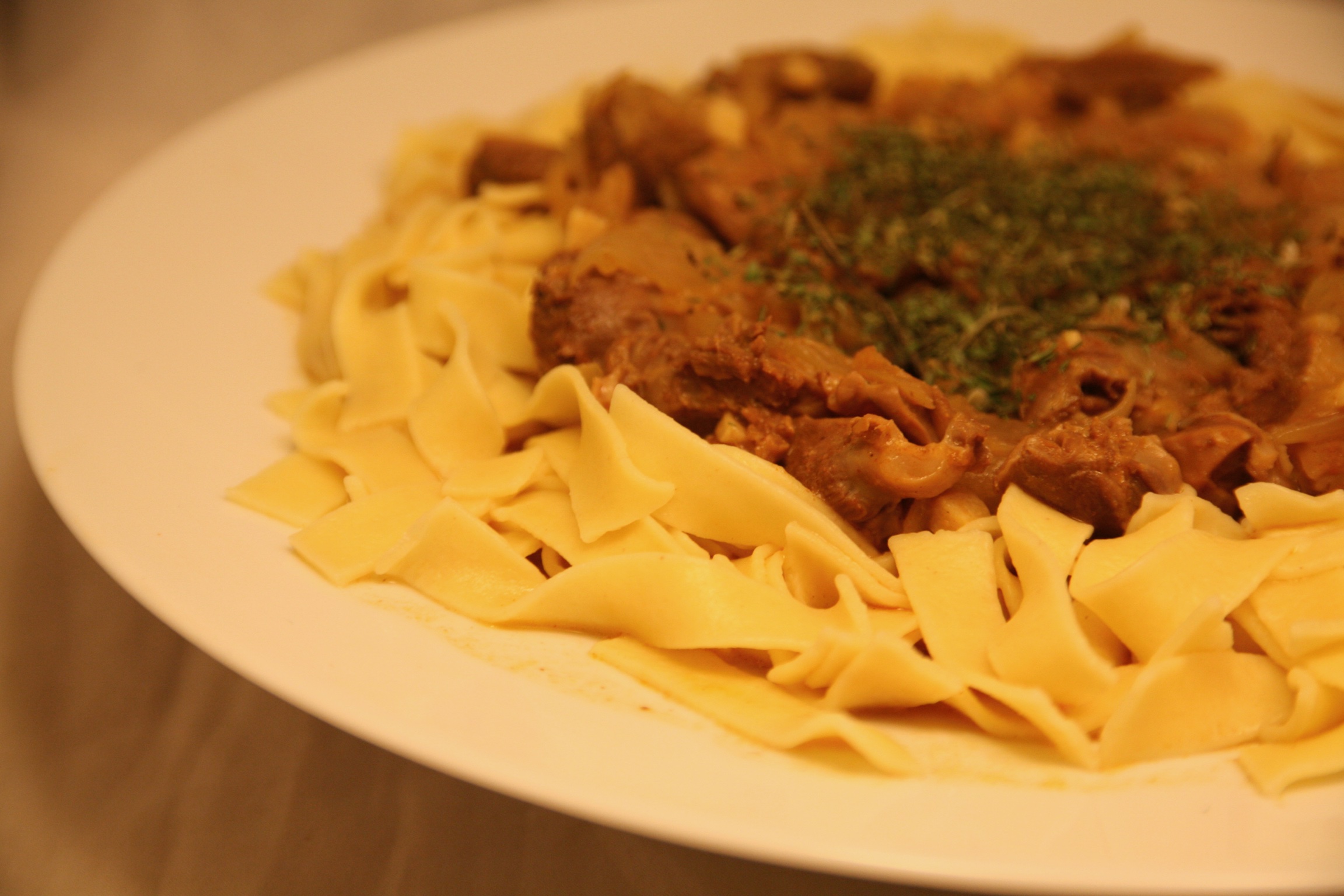 Hähnchenmägen-Ragout mit Bandnudeln