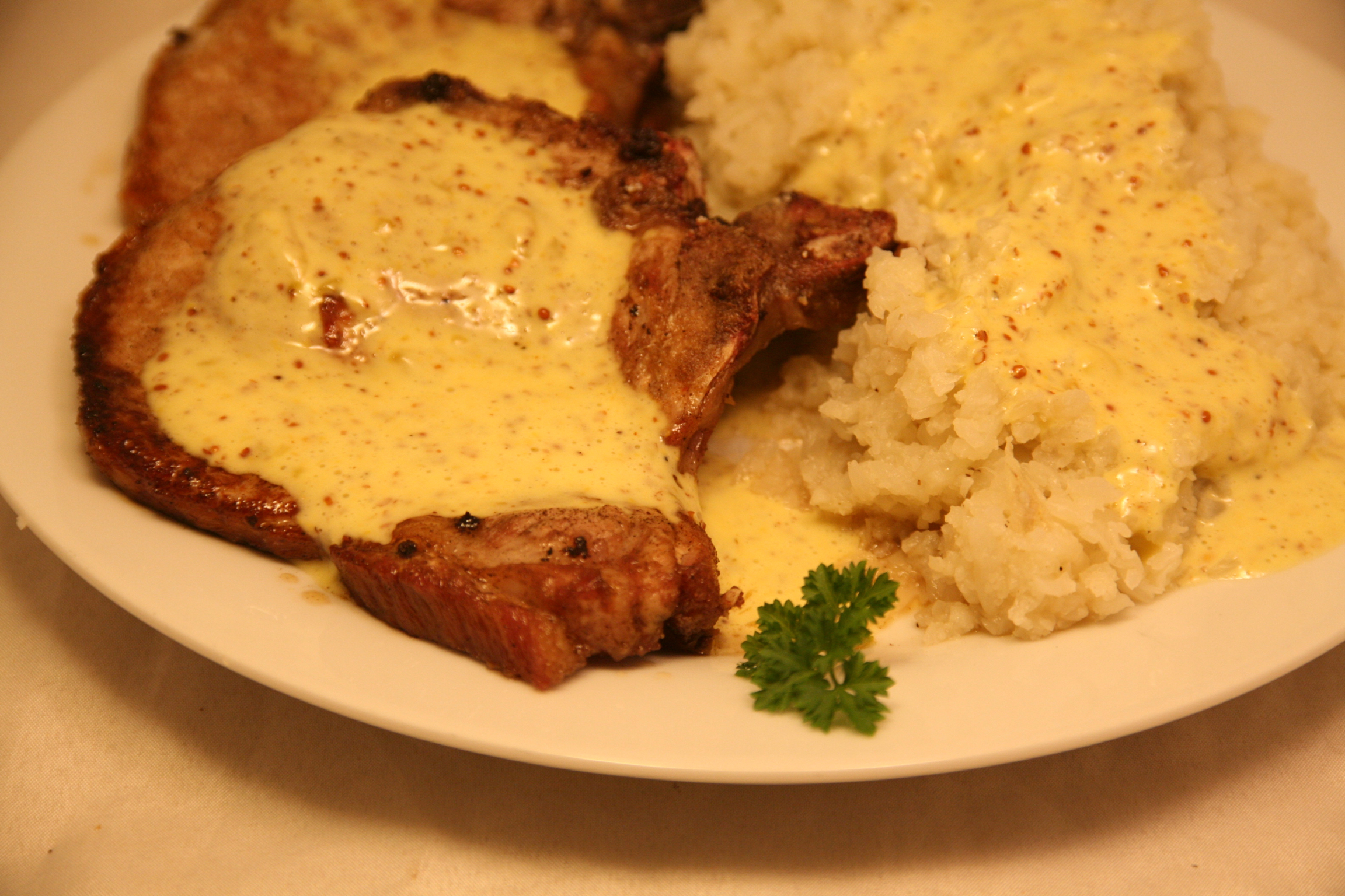 Schweine Koteletts Blumenkohl Stampf Und Mayonnaise Nudelheissundhos ...