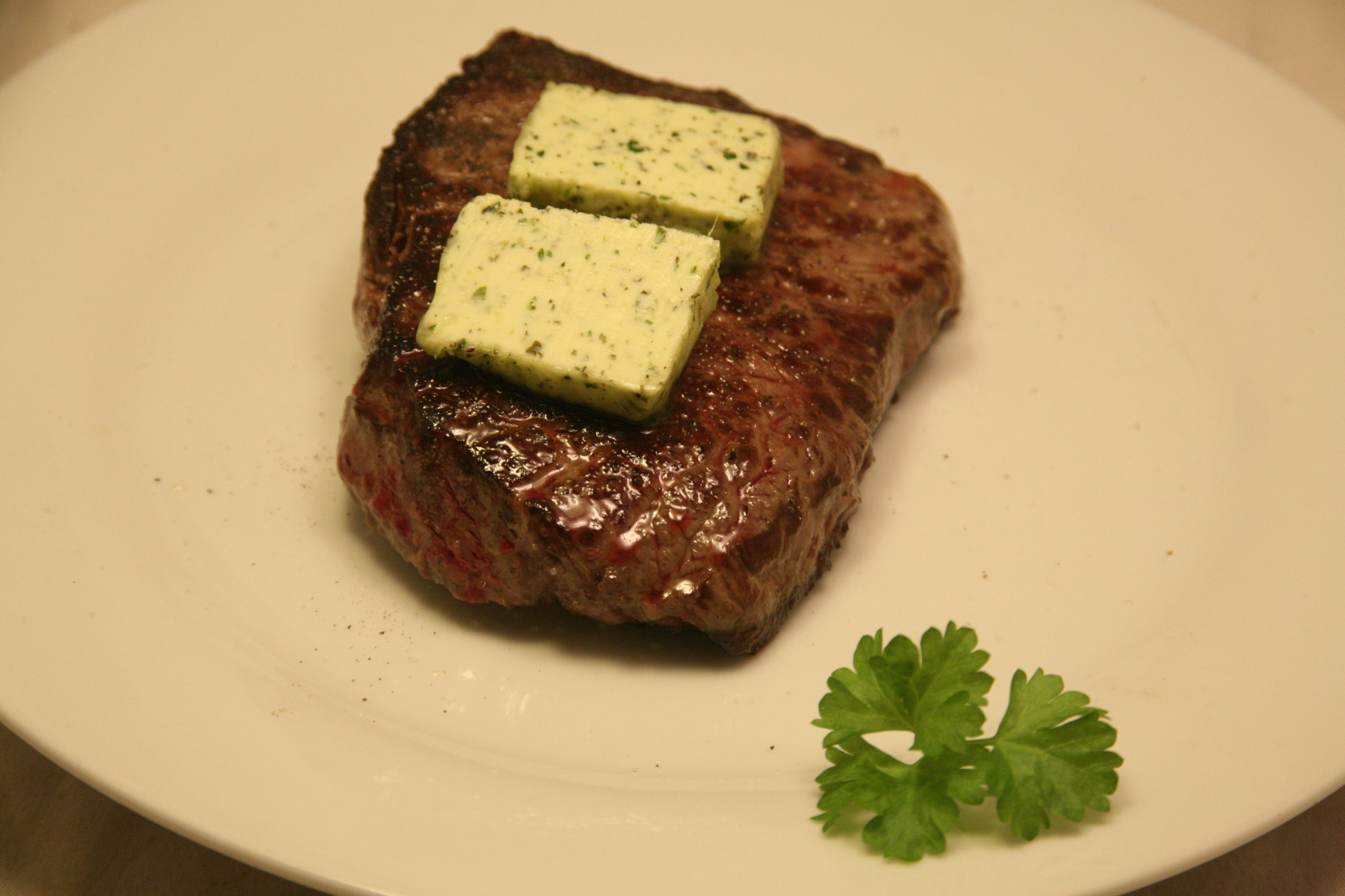 Pferde-Rumpsteak mit Kräuterbutter - Nudelheissundhos