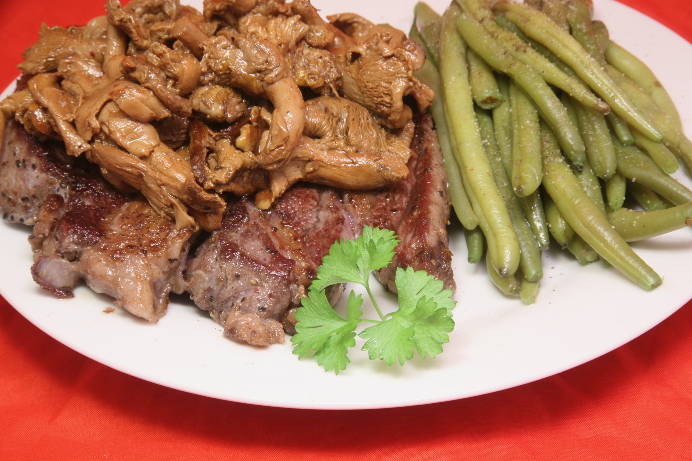 Rinder-Nackensteak mit Pfifferlingen und Bohnen-Gemüse