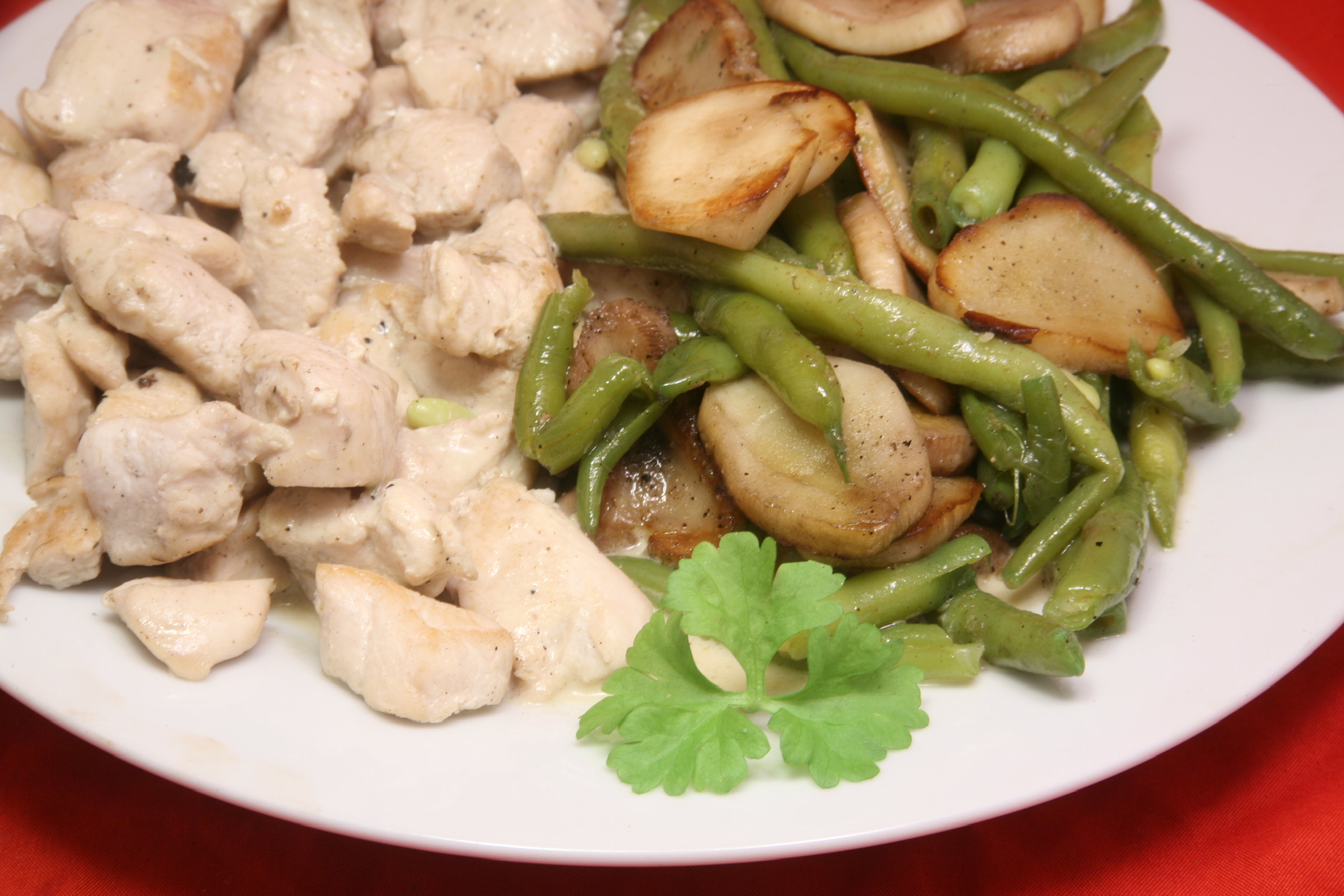 Hähnchen-Geschnetzeltes in Weißwein-Sauce mit Bohnen-Pilz-Gemüse ...