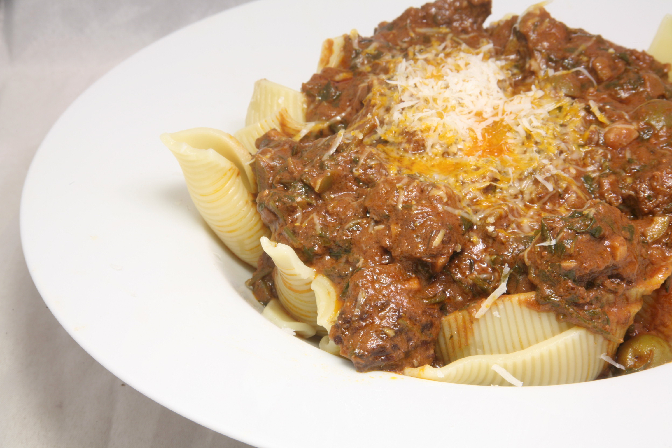 Pferde-Gulasch in Tomaten-Rotwein-Sauce und Conchiglioni