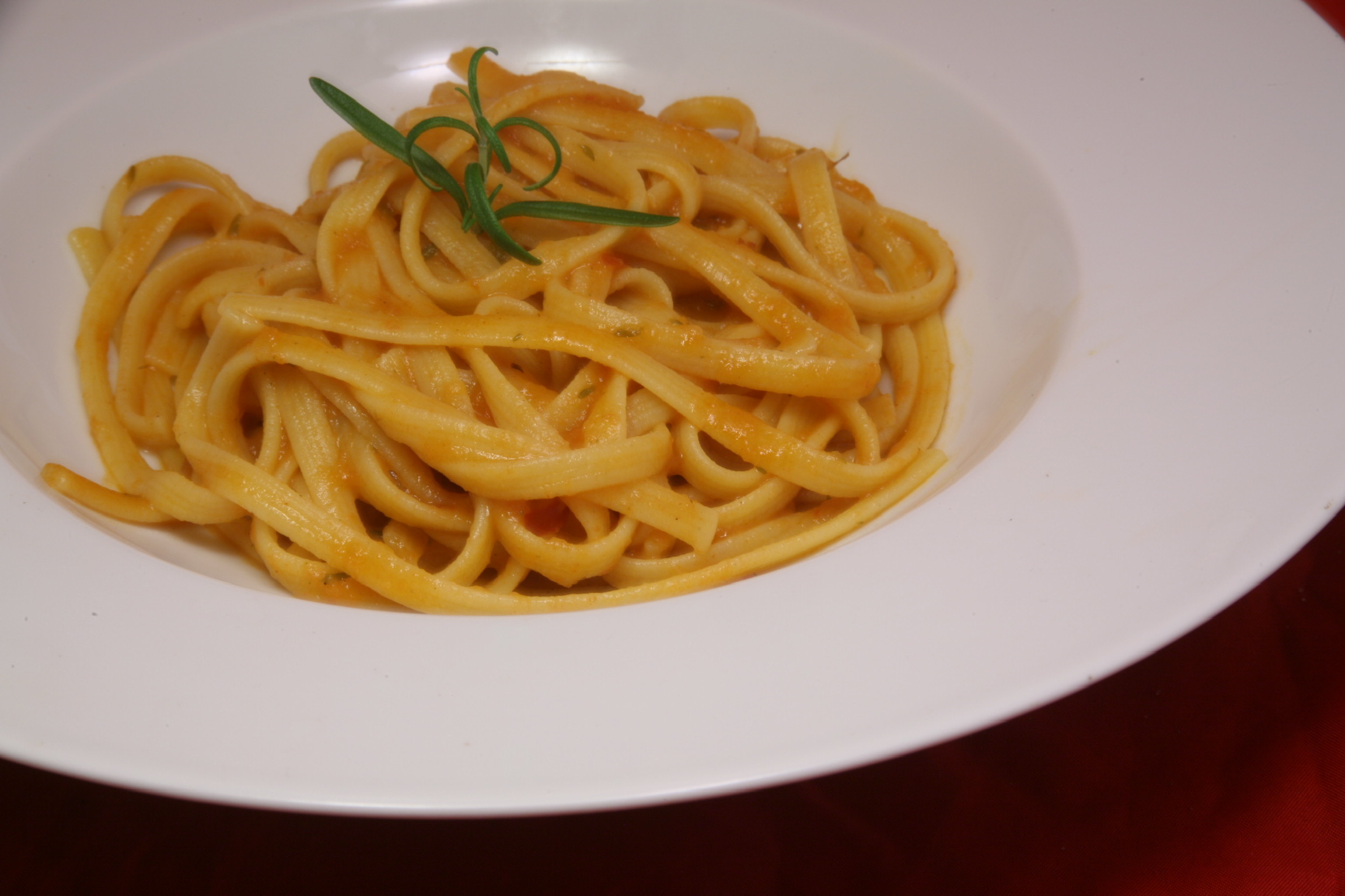 Tagliolina al limone mit Ananas-Chili-Tomatensauce