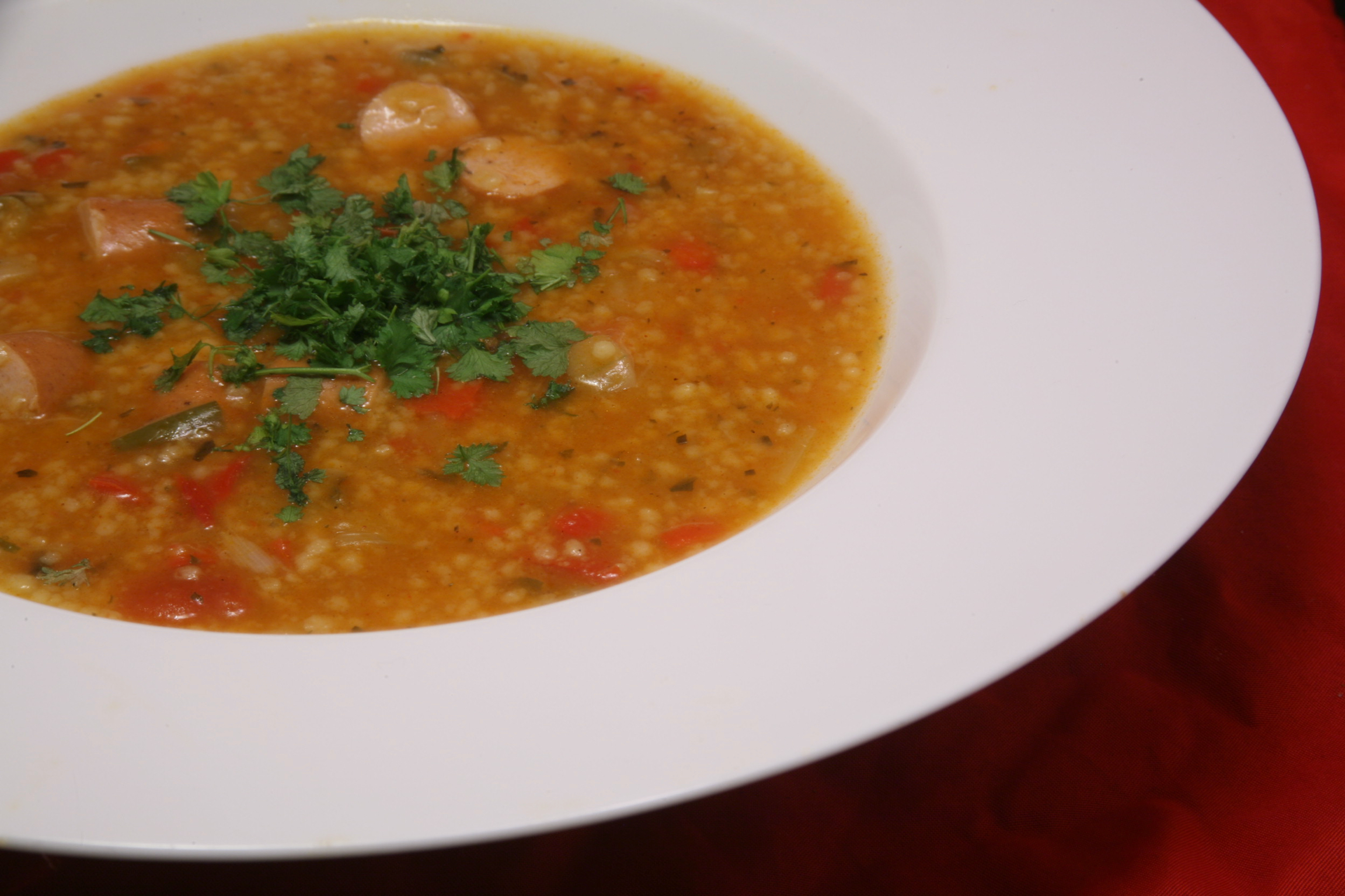 Orientalischer Couscous-Gemüse-Eintopf mit Geflügel-Würstchen