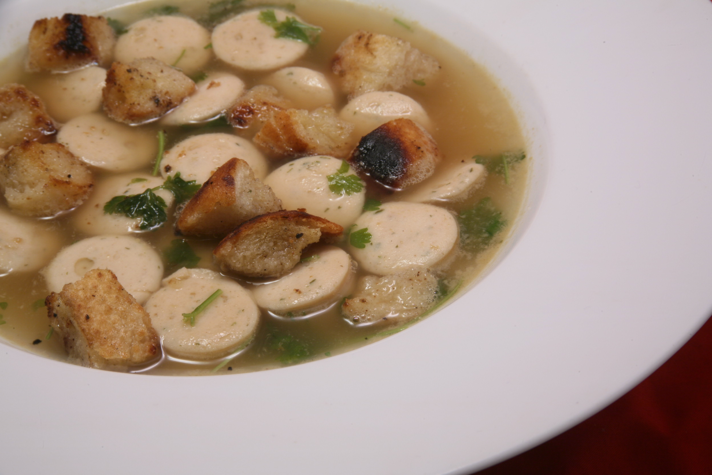 Weißwurst-Suppe mit Croutons