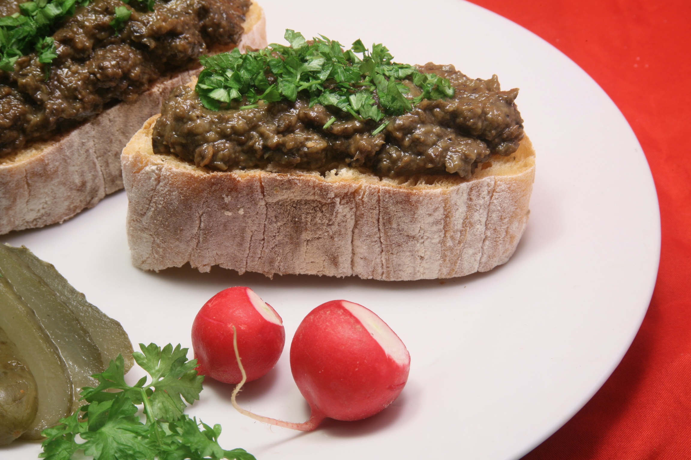 Brot-Aufstrich mit Avocado, Olive und Aubergine