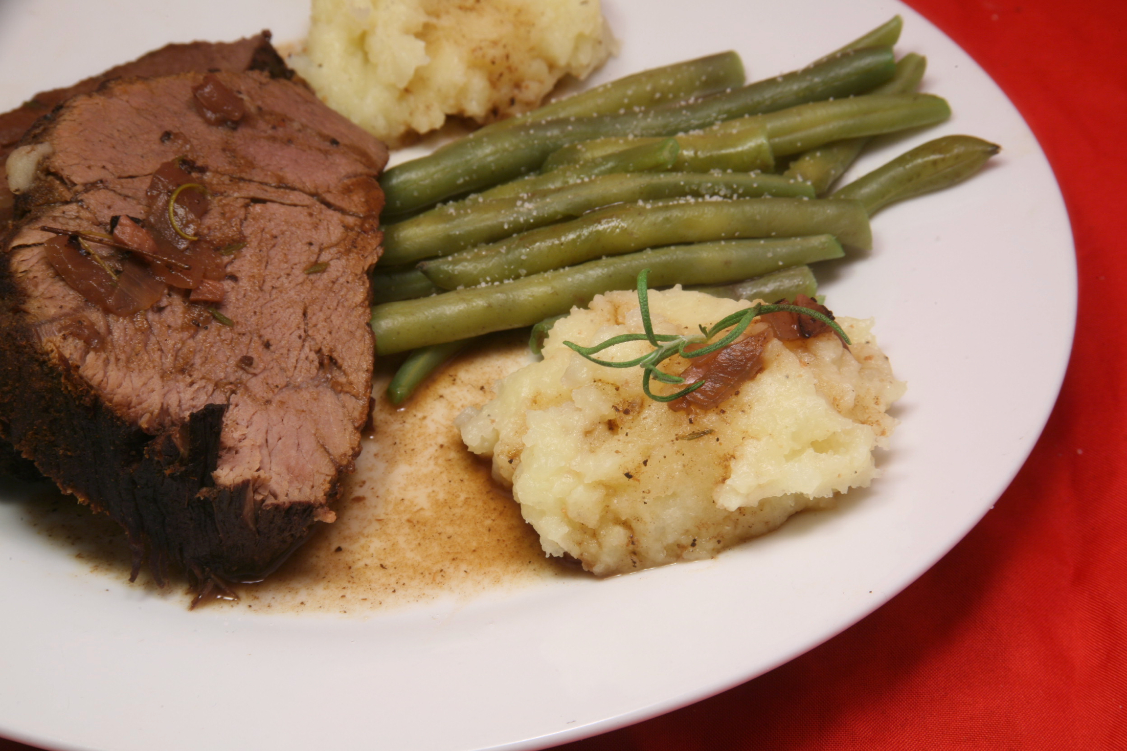 Pferdebraten in Rotwein-Sauce, Kartoffelstampf und Buschbohnen