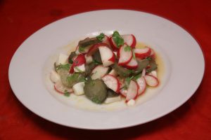 Salat mit Radieschen, Gewürzgurken und Eiern