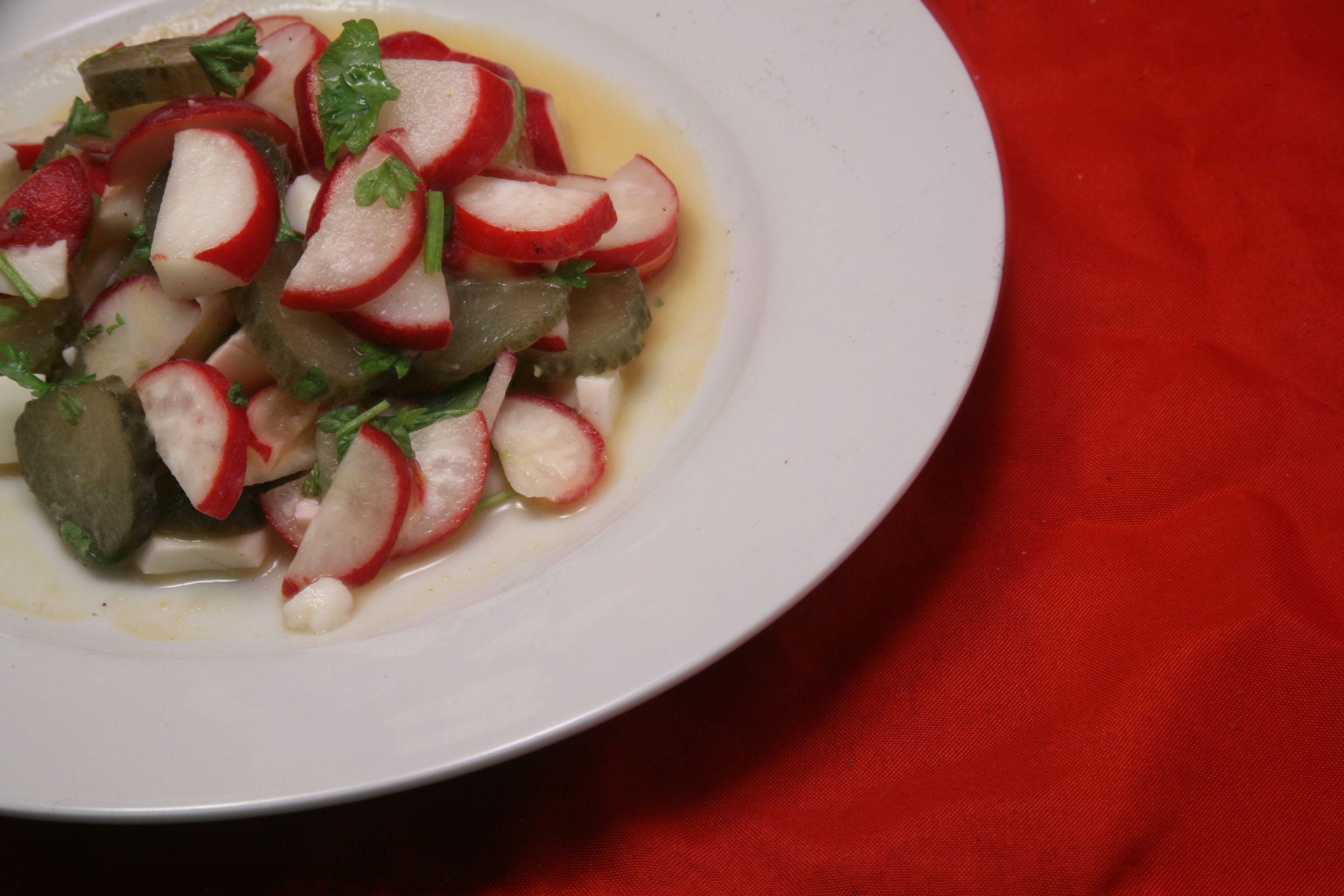 Salat mit Radieschen, Gewürzgurken und Eiern