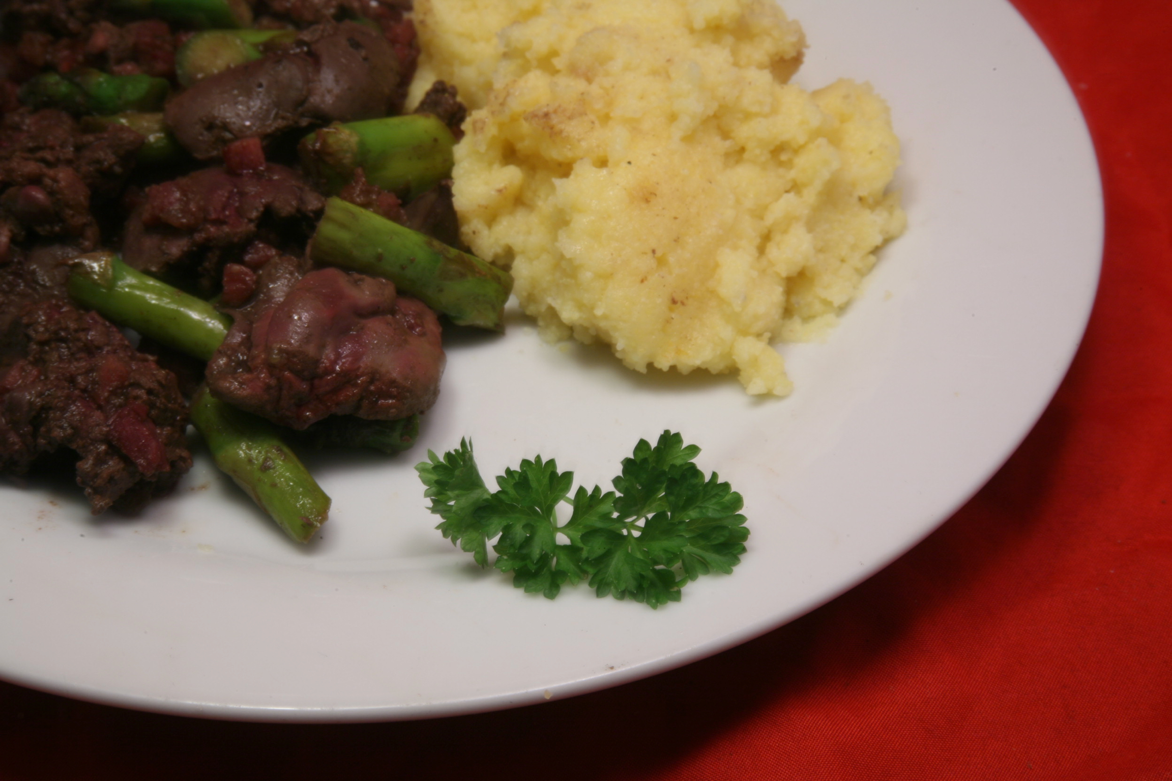 Hähnchenlebern, Katenschinken, grüner Spargel und Polenta