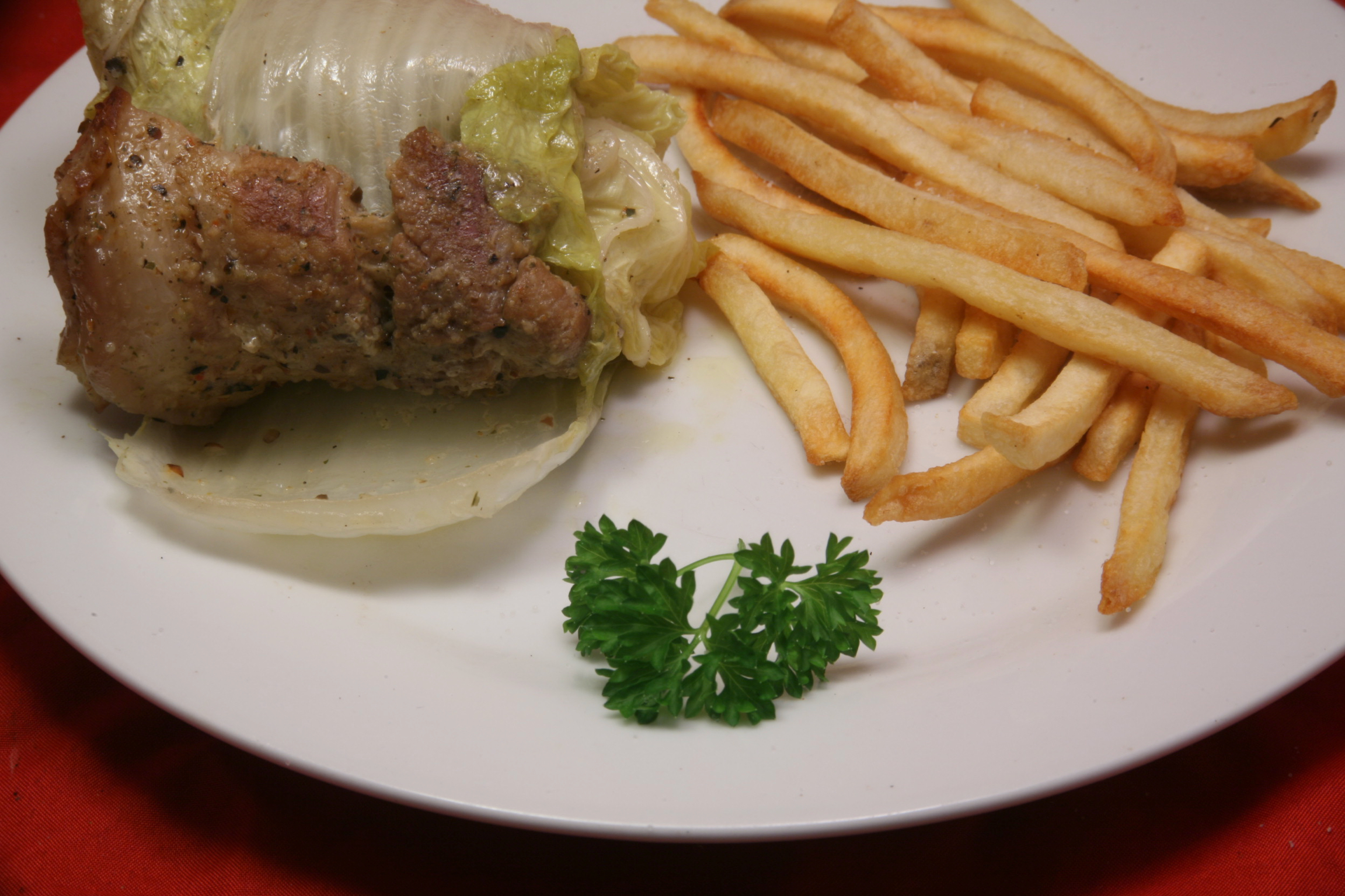 ﻿﻿Schweinebauch-Röllchen mit Pommes frites