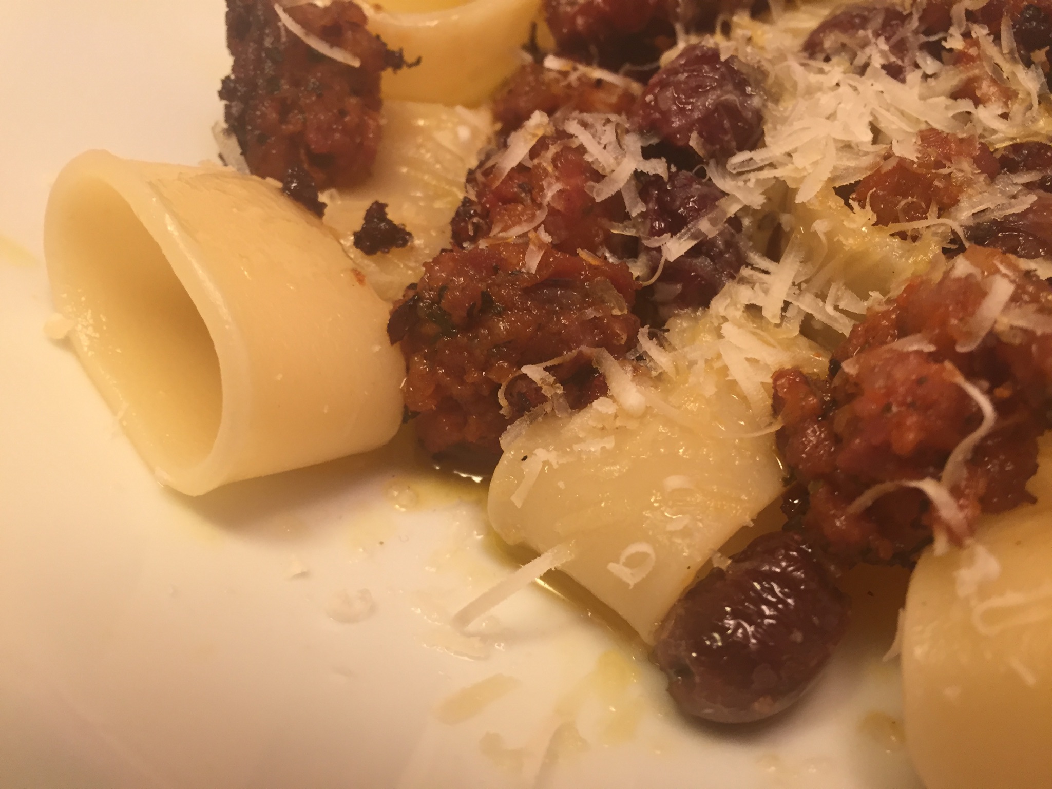 Chorizo, Oliven und eingelegte Tomaten mit Calamarata