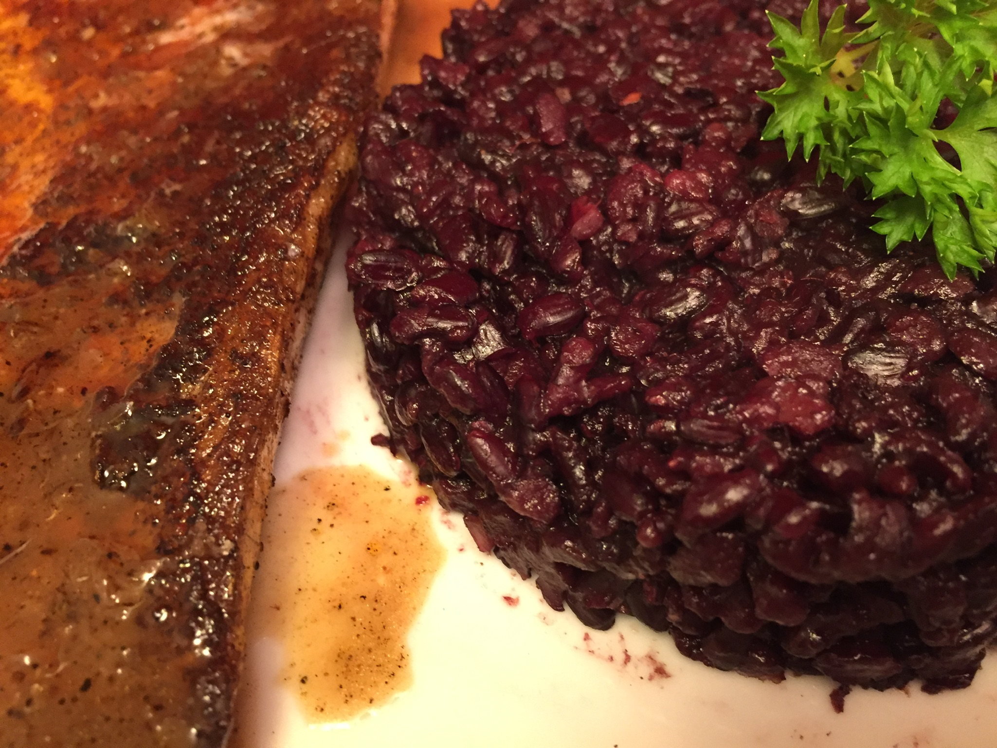 Zanderfilet in Limetten-Sauce mit schwarzem Reis